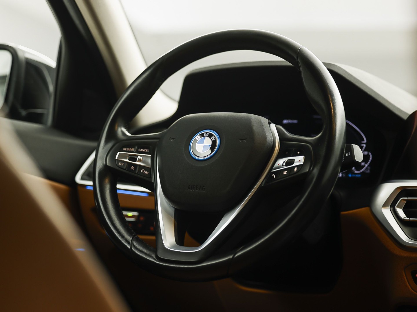BMW 3-serie Touring 330e Sport 292Pk Automaat (APPLE CARPLAY, SOH 90,2%, GROOT NAVI, COGNAC LEDER, CAMERA, STOELVERWARMING, SFEERVERLICHTING, ELEK ACHTERKLEP, GETINT GLAS, NIEUWSTAAT)