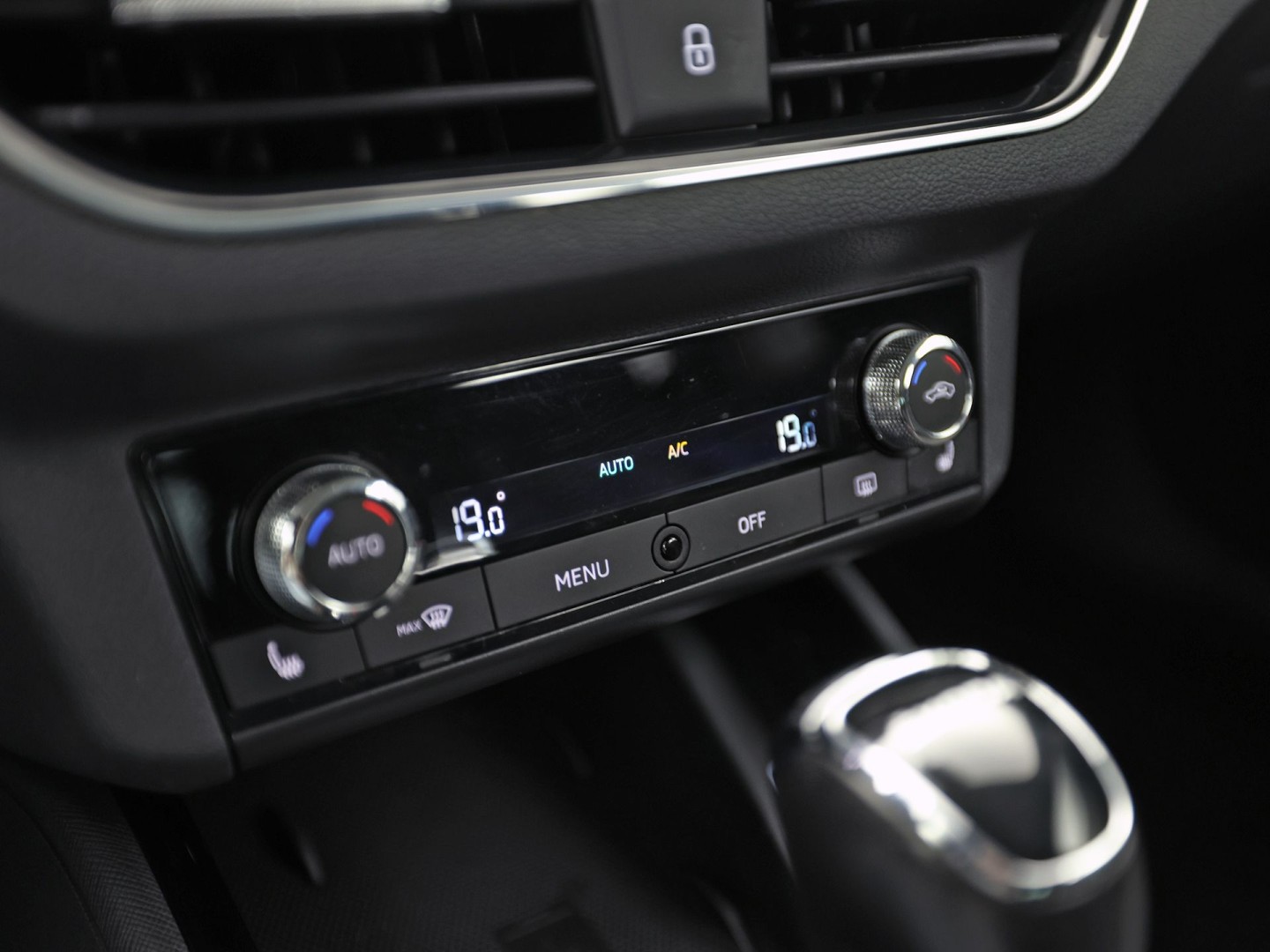 Škoda Scala 1.0 TSI Sport Automaat (VIRTUAL COCKPIT, APPLE CARPLAY, GROOT NAVI, CLIMATE, STOELVERWARMING, SPORTSTOELEN, PARKEERSENSOREN, LED KOPLAMPEN, NIEUWSTAAT)