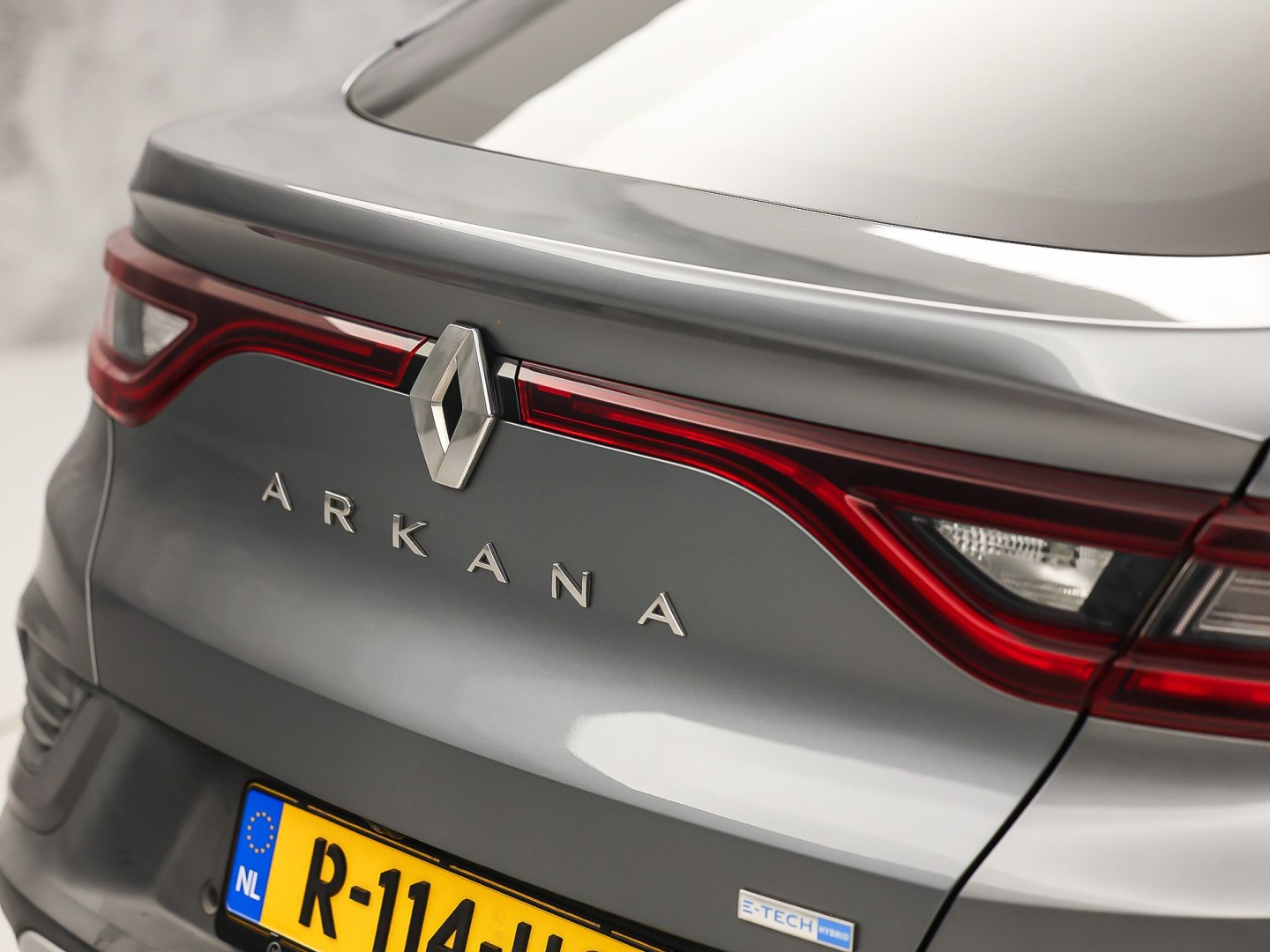 Renault Arkana 1.6 E-Tech Hybrid 145 Intens 145Pk Automaat (GROOT NAVI, CAMERA, STOELVERWARMING, SPORTSTOELEN, ADAPTIVE CRUISE, GETINT GLAS, KEYLESS, NIEUWSTAAT)