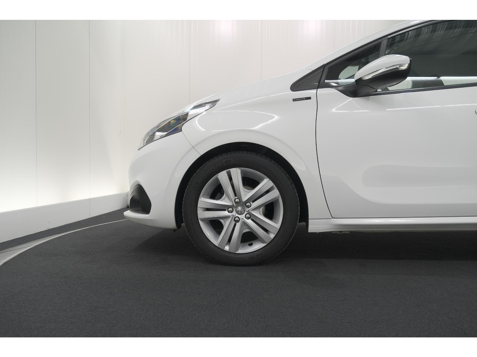 Peugeot 208 PureTech 82 Signature | Parkeersensoren | Apple Carplay | Pack Connect | Armsteun