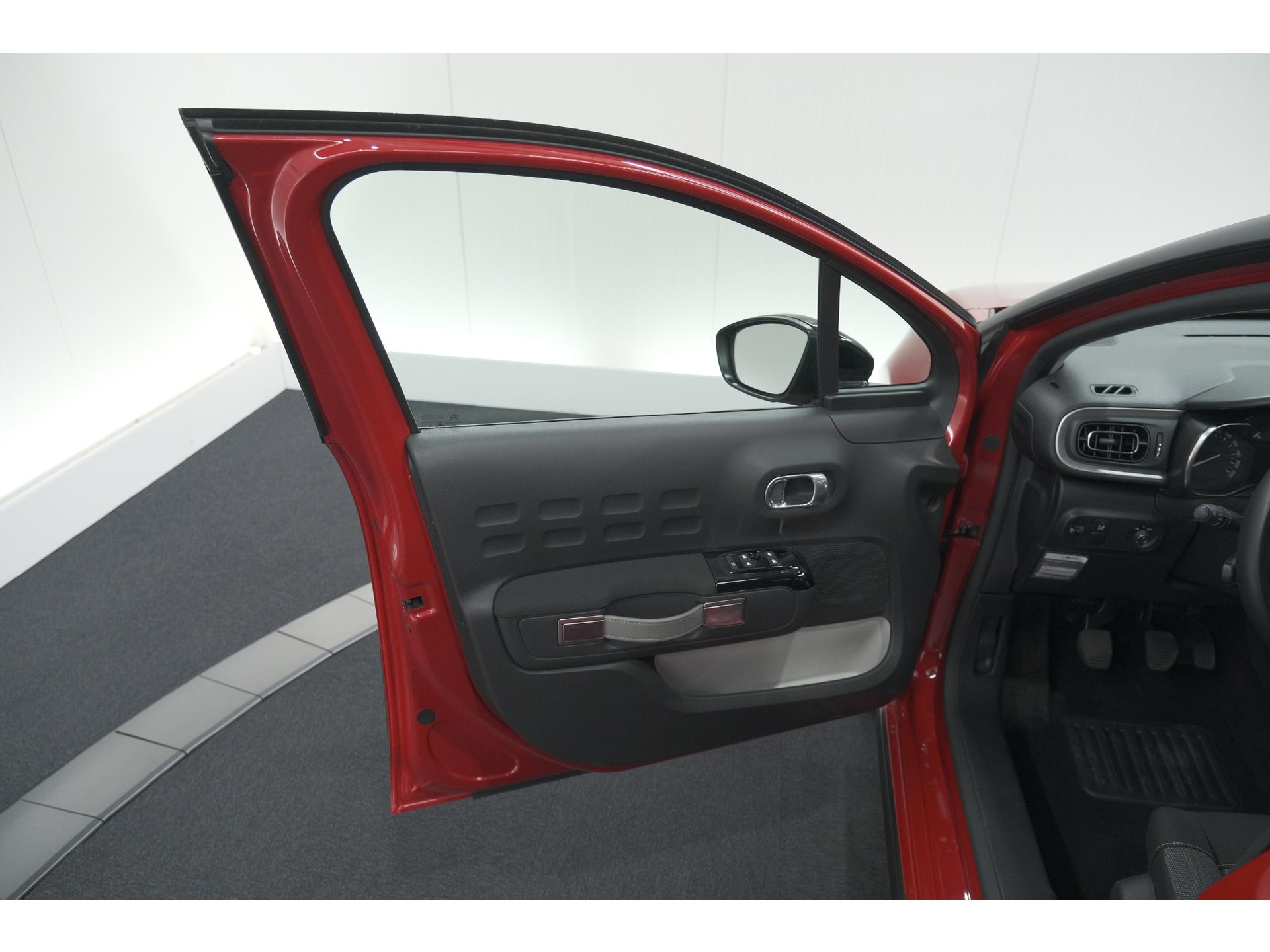 Citroen C3 PureTech 82 S&S Shine | Camera | Apple Carplay | Parkeersensoren | 16 Inch Velgen