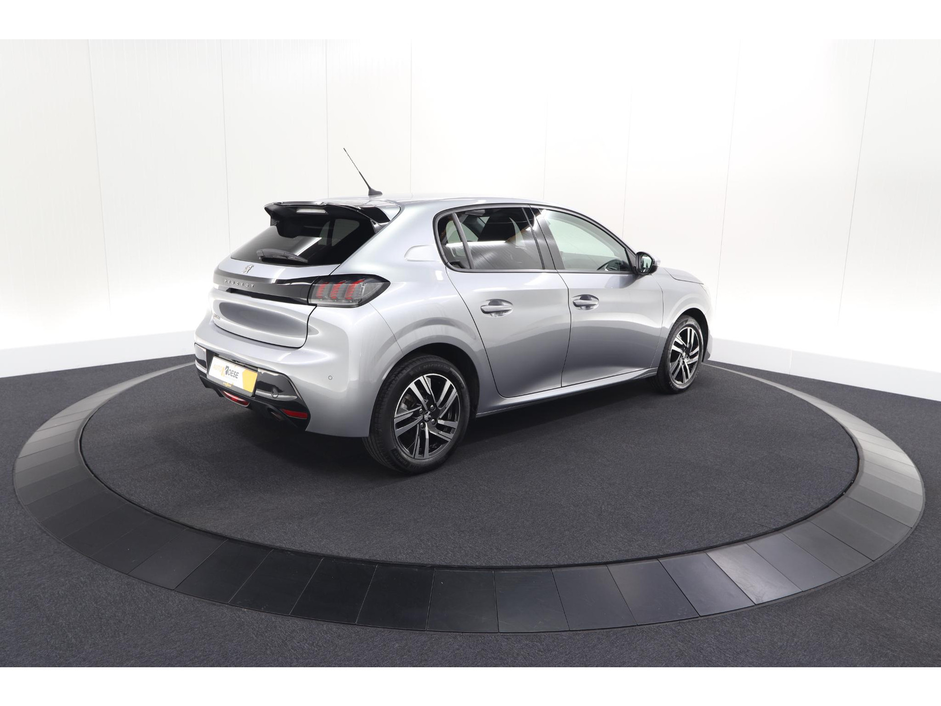 Peugeot 208 PureTech 100 EAT8 Allure | Adaptieve Cruise control |  Camera | Parkeersensoren voor + achter | Navigatie | Apple Carplay