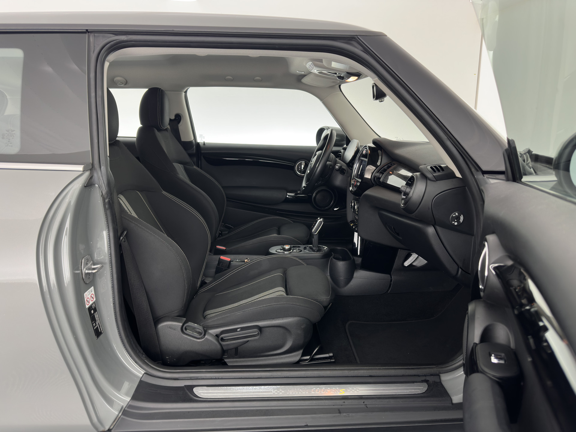 MINI Mini Electric Basic 33 kWh [ 3-Fase ] (SOH-100%) (INCL-BTW) Aut. *HEATPUMP | FULL-LED | SPORT-SEATS | NAVI-FULLMAP | DIGI-COCKPIT | DAB+ | ECC | CCS-FASTLOADER | UNION-JACK | KEYLESS | CRUISE | AMBIENT-LIGHT | 16''ALU*