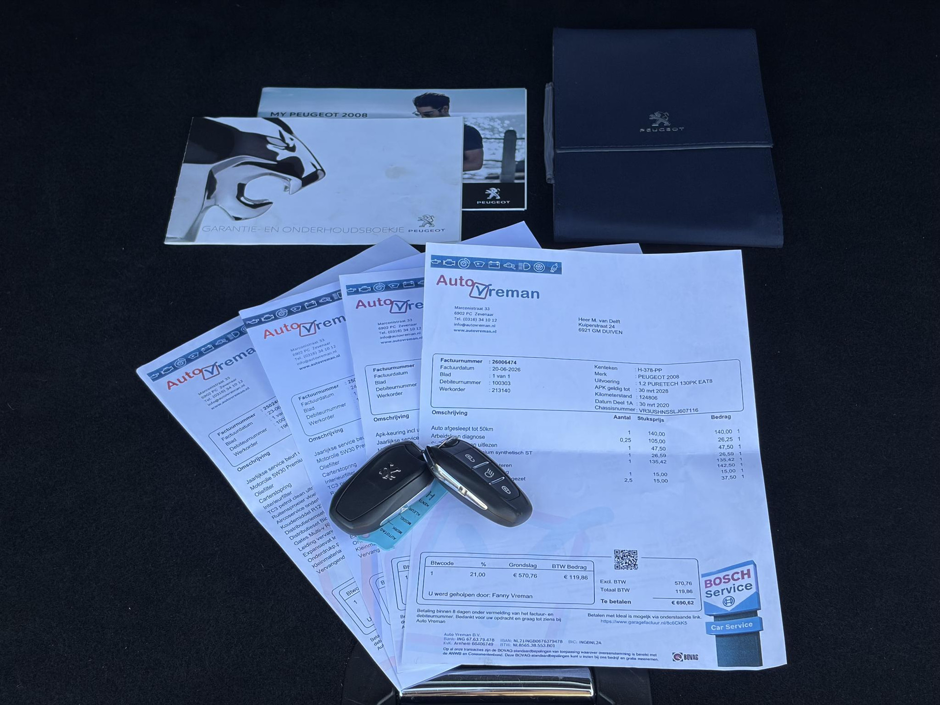 Peugeot 2008 1.2 PureTech Allure ✓Recent beurt gehad✓D-riem vv in 06-2025✓360° Camera✓Draadloze telefoonlader✓Carplay✓Keyless✓Automaat✓Trekhaak✓Halfleder✓Navi✓Clima✓Cruise✓131pk✓Lm velgen✓2e Eigenaar✓Pdc V+A✓Rijstrooksensor✓N.A.P✓Apk tot 04-2028
