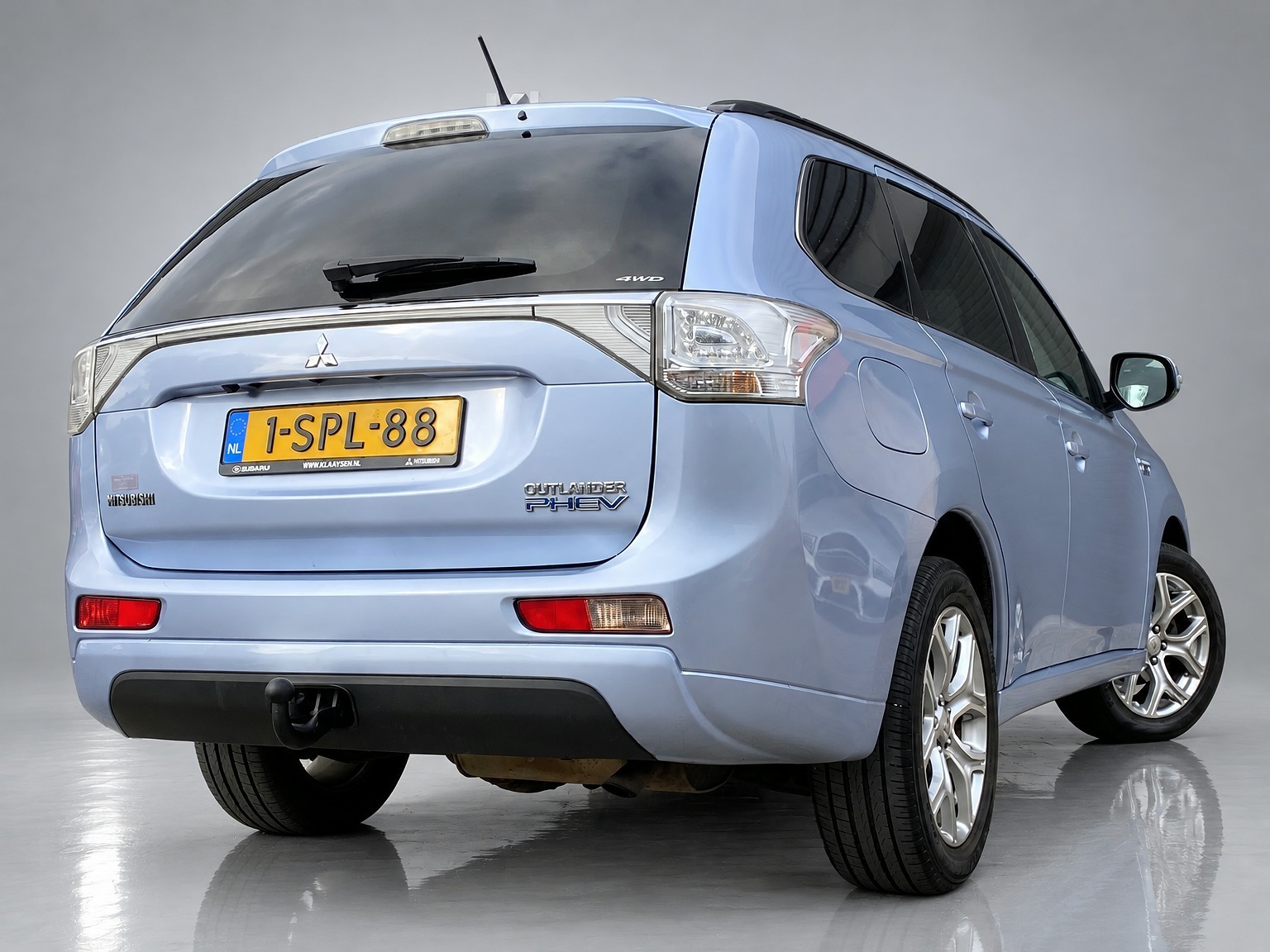 Mitsubishi Outlander 2.0 PHEV Instyle 4WD 203 pk | navigatie | leder interieur | schuifdak | trekhaak | elektr. achterklep