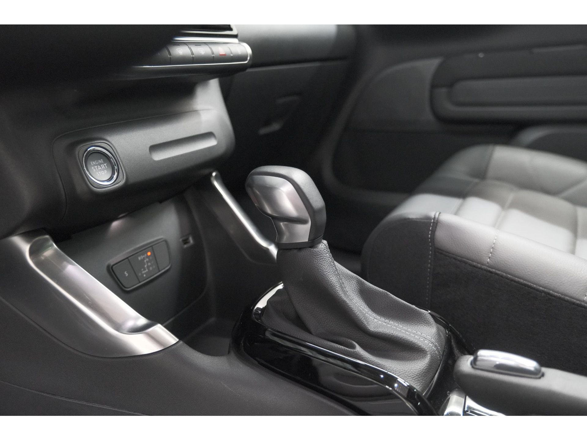 Citroen C3 Aircross PureTech 130 EAT6 Shine | Schuif-/Kanteldak | Camera | Dodehoekdetectie | Head-Up Display