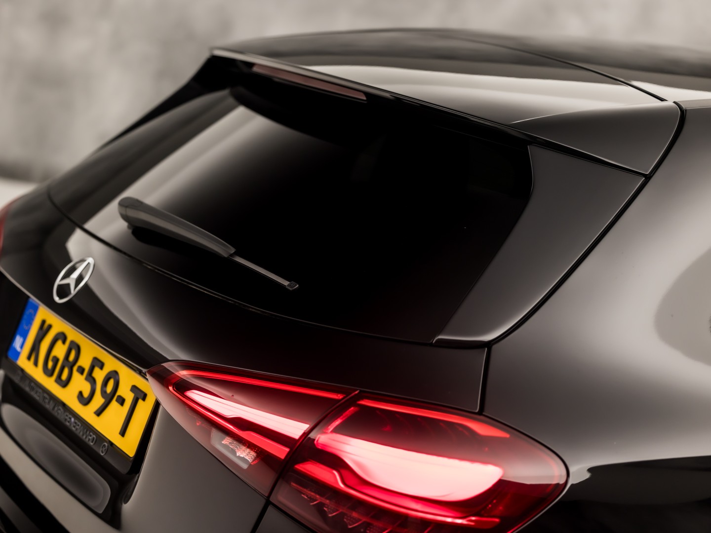 Mercedes-Benz A-Klasse 180 AMG Line Automaat (FABRIEKSGARANTIE, APPLE CARPLAY, GROOT NAVI, SFEERVERLICHTING, CAMERA, KUIPSTOELEN, STOELVERWARMING, GETINT GLAS, NIEUWSTAAT)