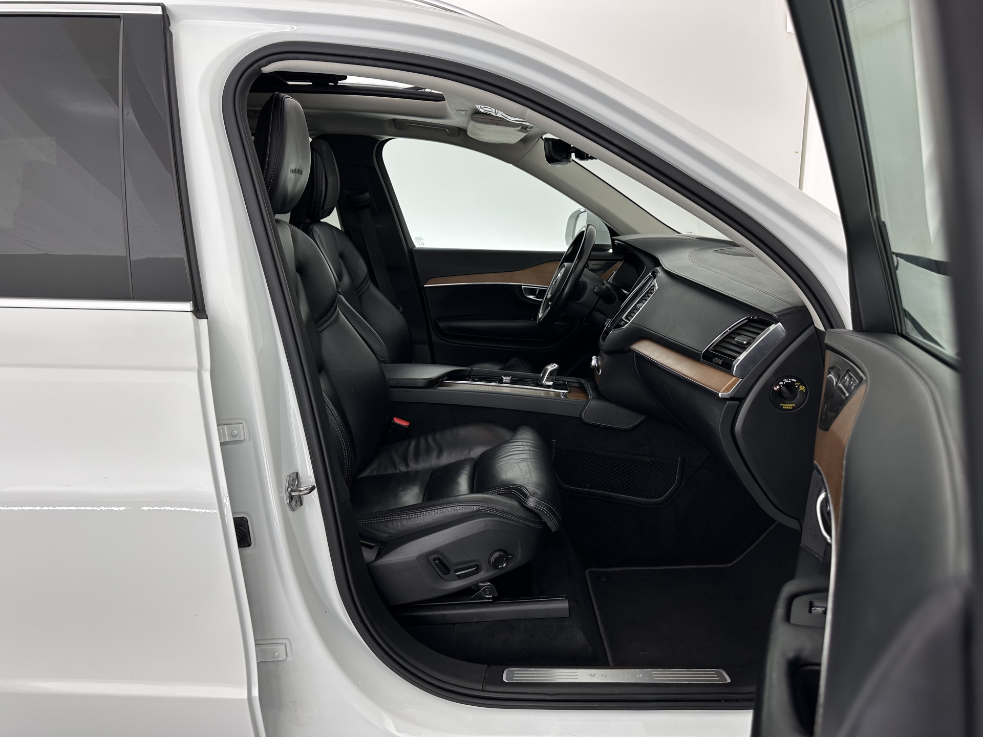 Volvo XC90 2.0 T8 Twin Engine AWD Inscription (7-Pers.) [ Plug-In ] Aut.*PANO | LEATHER | FULL-LED | MEMORY-PACK | DIGI-COCKPIT | HARMAN/KARDON | CAMERA | HEATED-SPORTSEATS | HEAD-UP | LANE-ASSIST | CARPLAY | AIRSUSPENSION | ECC | PDC | CRUISE | TOWBAR |