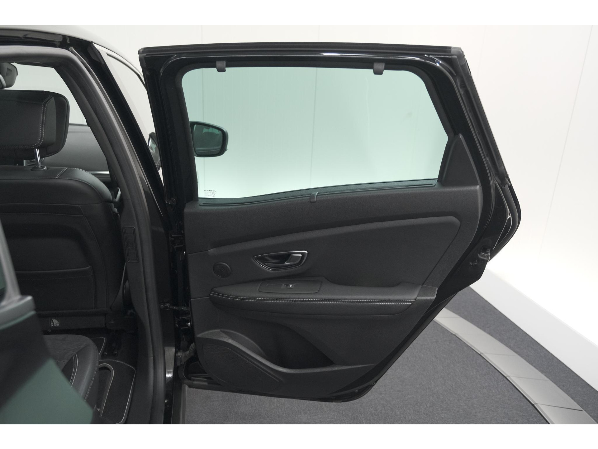 Renault Scénic TCE 160 EDC Black Edition | Trekhaak | Adaptieve Cruise Control | BOSE Premium Audio | Panoramadak