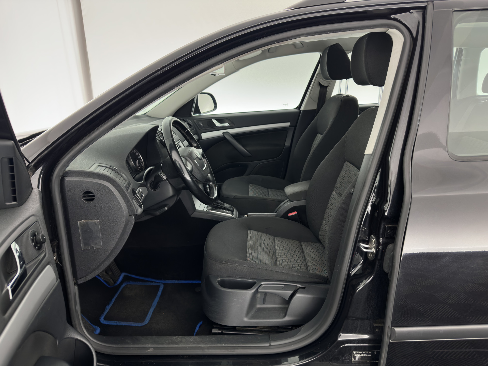 ŠKODA Octavia Combi 1.6 TDI Ambition Business Line Aut. *NAVI-FULLMAP | AIRCO | CRUISE | AMUNDSEN-AUDIO | PDC | COMFORT-SEATS | TOWBAR | 15''ALU*