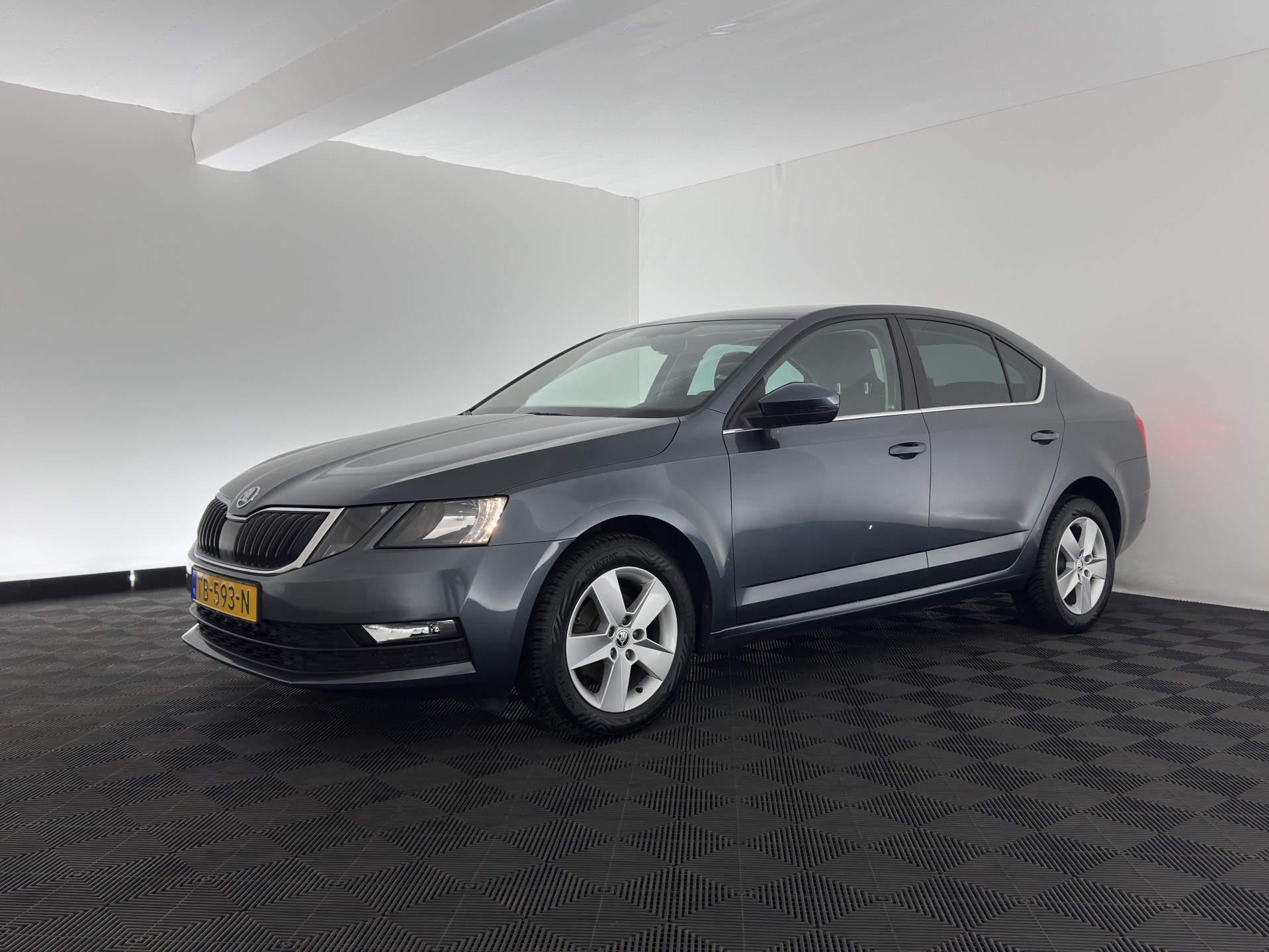 ŠKODA Octavia 1.6 TDI Greentech Ambition Business *LEATHER-FABRIC | NAVI-FULLMAP | HEATED-COMFORTSEATS | ECC | TOWBAR | PRIVACY-GLASS | PARKPILOT | CRUISE | 16''ALU *
