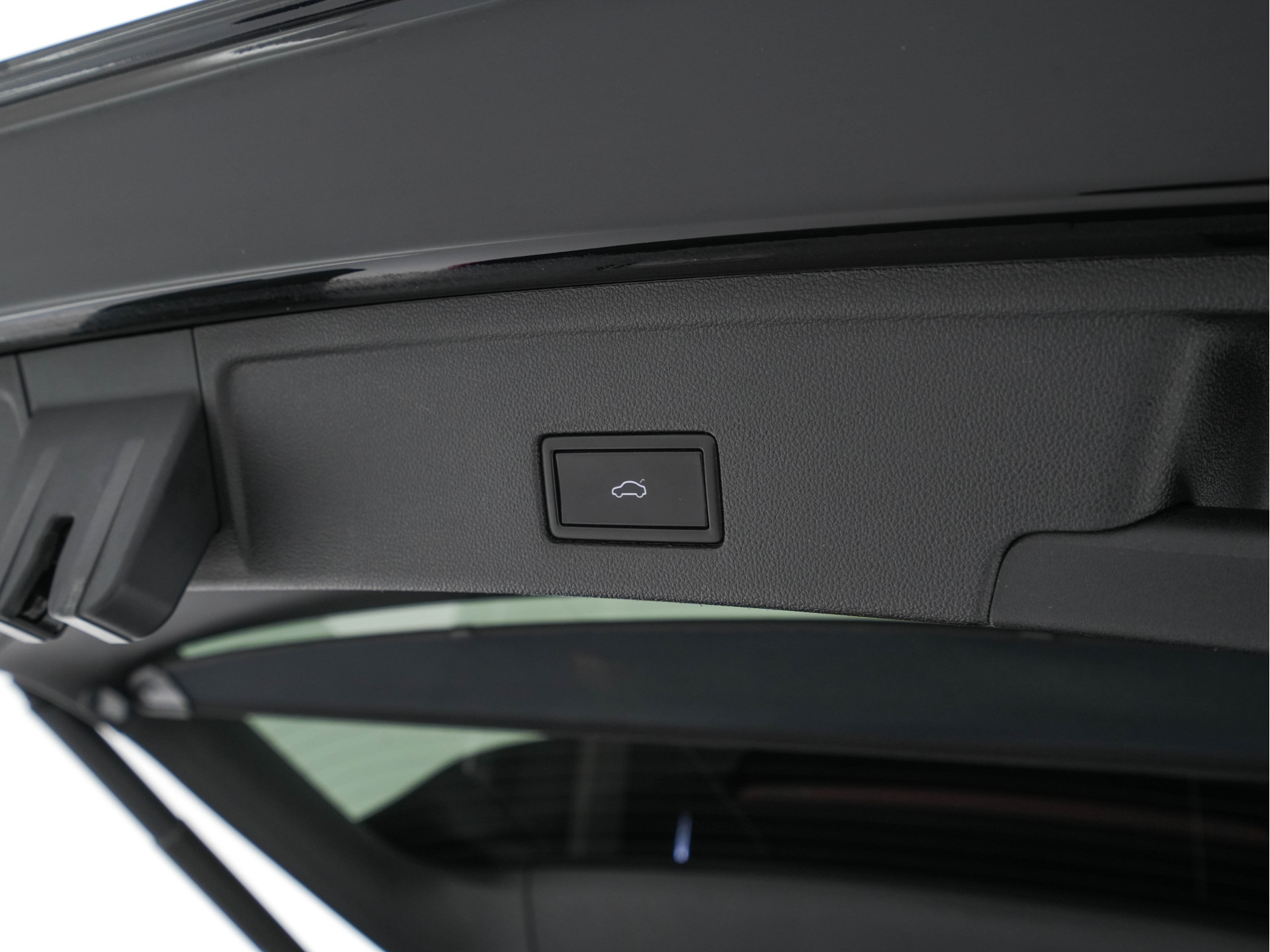 Volkswagen Touareg 3.0 TDI R-Line (INCL-BTW) Aut. *LEATHER | FULL-LED | BLIND-SPOT | HEATED-COMFORTSEATS | AIR-SUSPENSION | KEYLESS | CAMERA | NAVI-FULLMAP | PRIVACY-GLASS | ADAPTIVE-CRUISE |  SHIFT-PADDLES | TOWBAR*