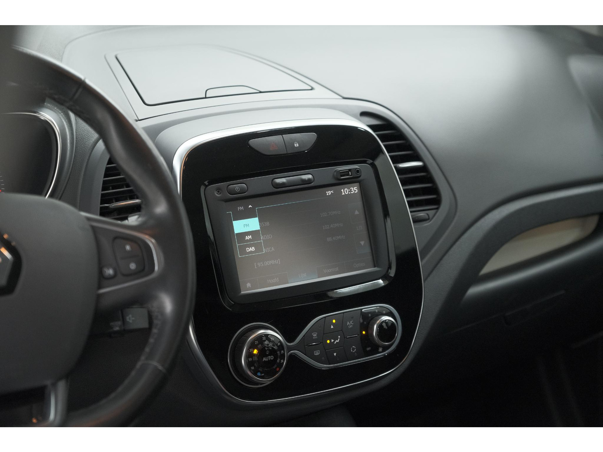 Renault Captur TCe 90 Intens | Trekhaak | AllSeason banden | Navigatie | Parkeersensoren