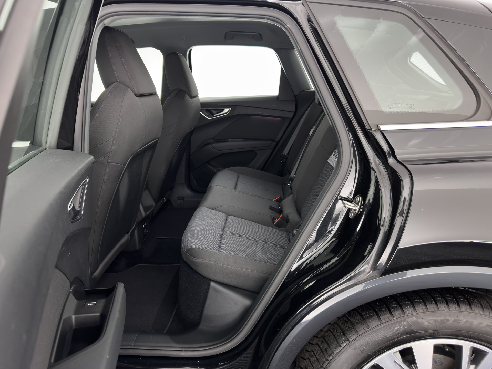 Audi Q4 e-tron 40 Launch Edition Advanced 77 kWh [ 3-Fase ] {SOH-88%} (INCL-BTW) *MATRIX-LED | NAVI-FULLMAP | KEYLESS | CAMERA | DIGI-COCKPIT | DAB | AMBIENT-LIGHT | HEATED-SPORTSEATS | TOWBAR | 19''ALU*