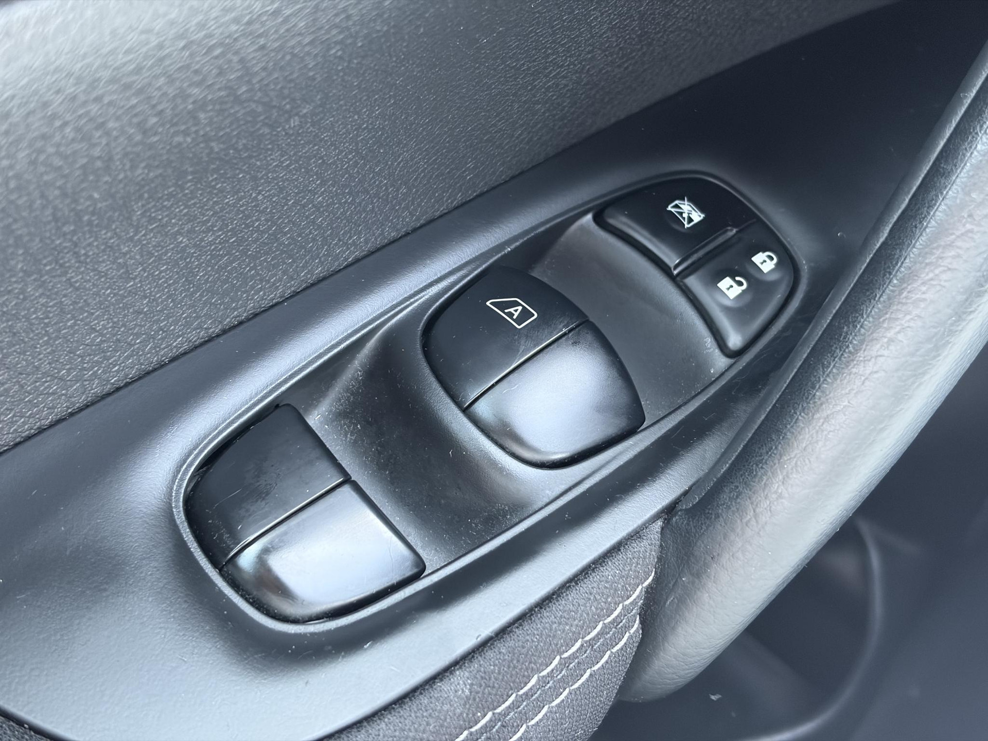 Nissan Qashqai 1.2 N-Connecta 360° Camera,Pano,Trekhaak,Navi,Clima,Cruise,Pdc V+A,Lm velgen,6 Bak,Dakrails,N.A.P,115pk,Apk tot 11-2026