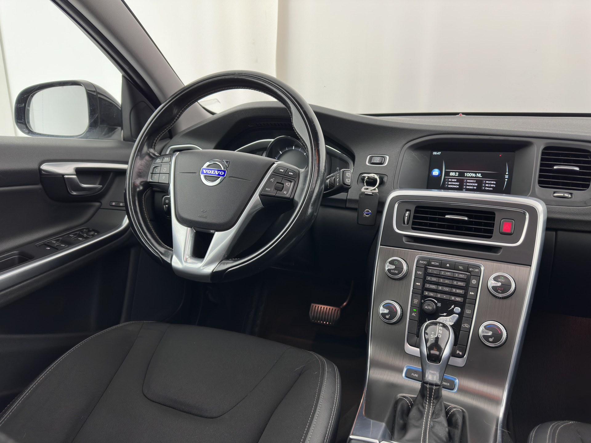 Volvo V60 2.4 D6 AWD Plug-In Hybrid Momentum Aut. *PANO | LEATHER-FABRIC | NAVI-FULLMAP | HEATED-COMFORTSEATS | ECC | PDC | CRUISE | TOWBAR | 17''ALU*