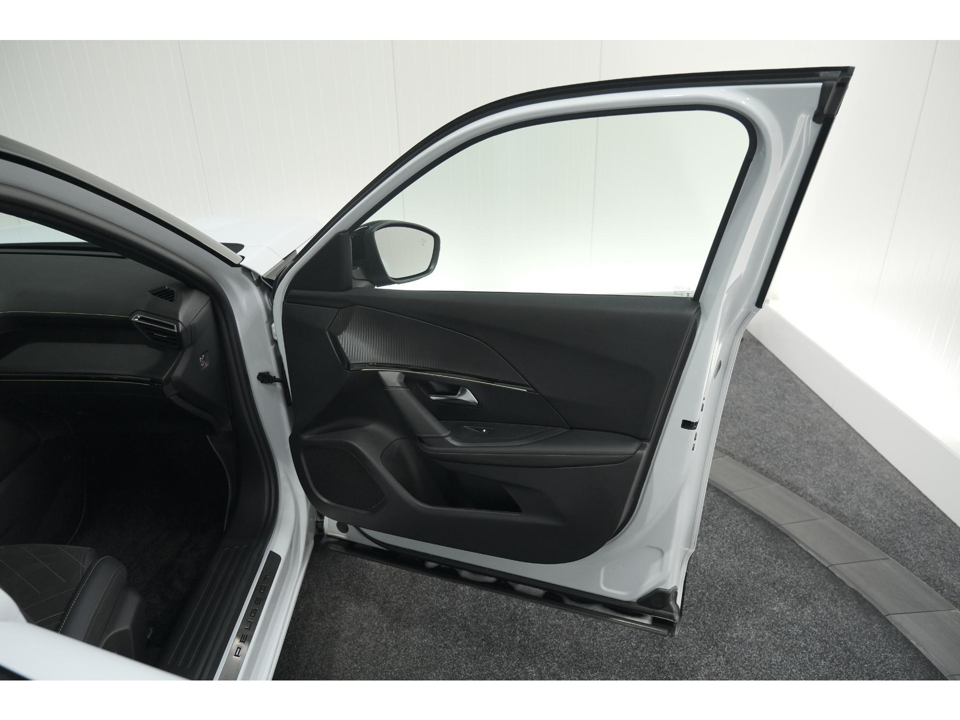 Peugeot 2008 PureTech 130 EAT8 GT | 360 Camera | Stoelmassage | Adaptieve Cruise Control | Dodehoekdetectie