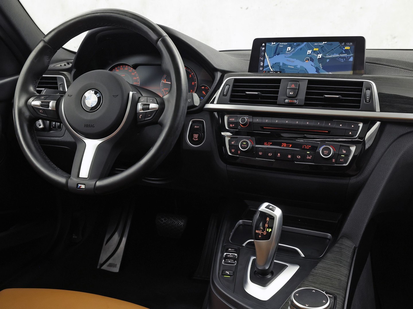 BMW 3 Serie 318i M Sport Automaat (PANORAMADAK, M PAKKET, GROOT NAVI, COGNAC LEDER, STOELVERWARMING, SPORTSTOELEN, VIRTUAL COCKPIT, PARKEERSENSOREN, GETINT GLAS, NIEUWSTAAT)