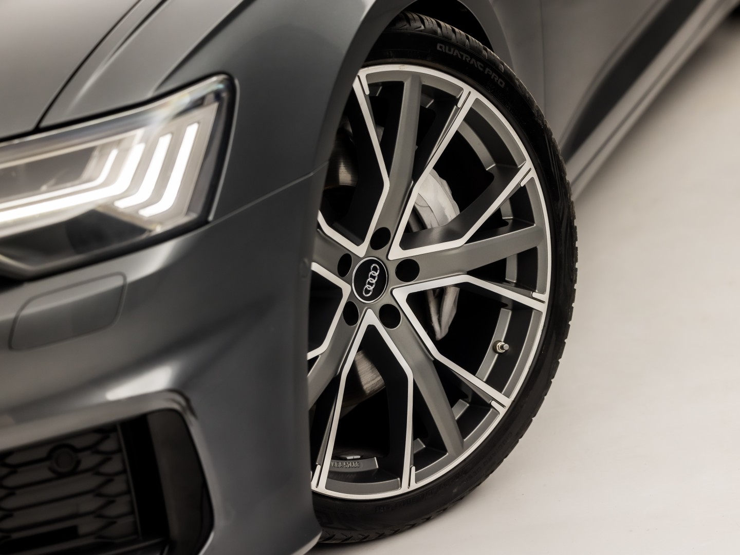 Audi A6 Avant 55 TFSI quattro S-Line 340Pk Automaat (PANORAMADAK, 6 CILINDER, BANG&OLUFSEN, HEAD-UP DISPLAY, NAPPA LEDER, MEESTURENDE ACHTERAS, CAMERA, STOELVERWARMING, SFEERVERLICHTING, ADAPTIVE CRUISE, MATRIX LED, NIEUWSTAAT)