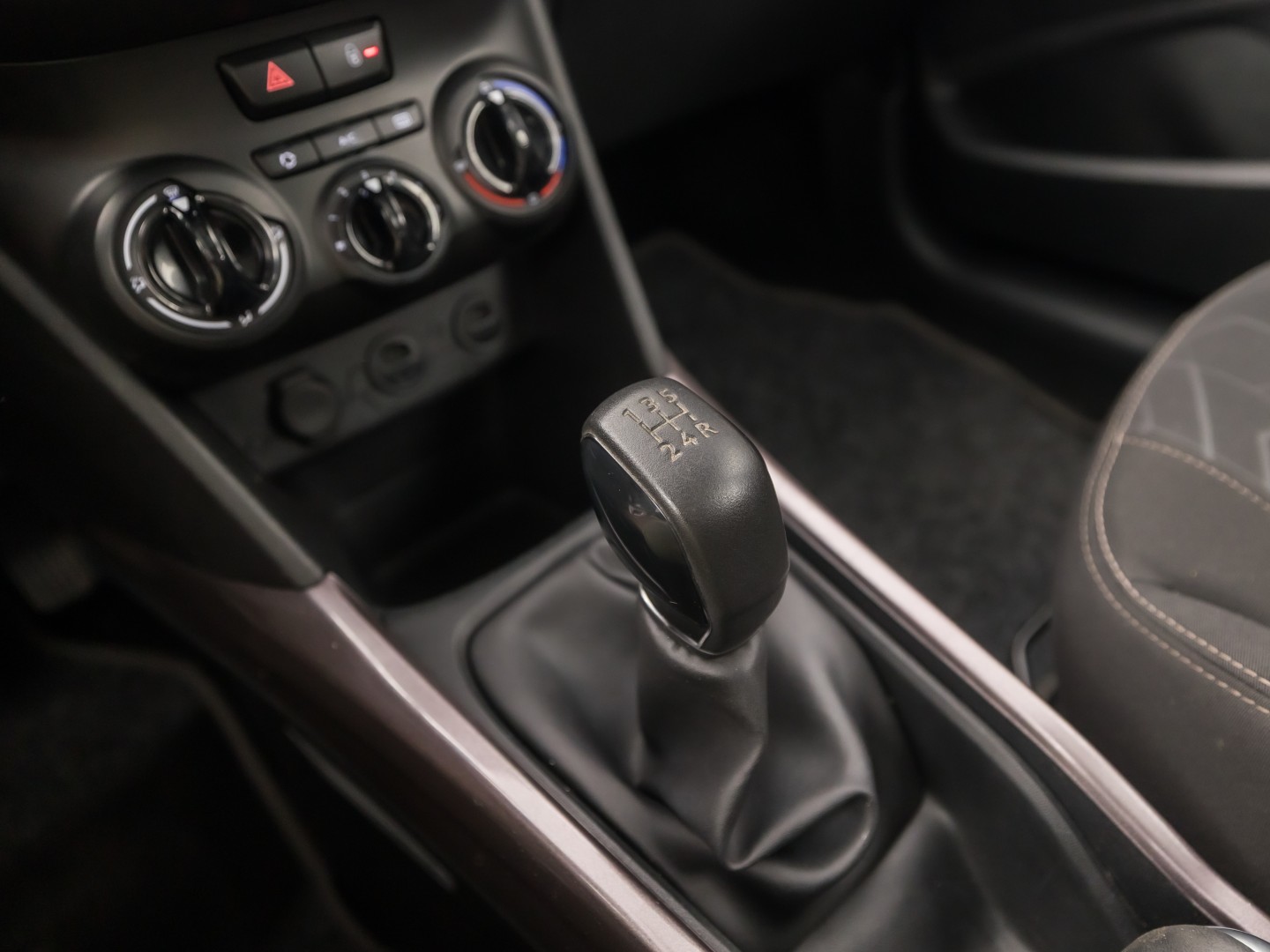 Peugeot 2008 1.2 VTi Sport (PANORAMADAK, NAVIGATIE, PARKEERSENSOREN, SPORTSTOELEN, CRUISE, NIEUWE APK, NIEUWSTAAT)