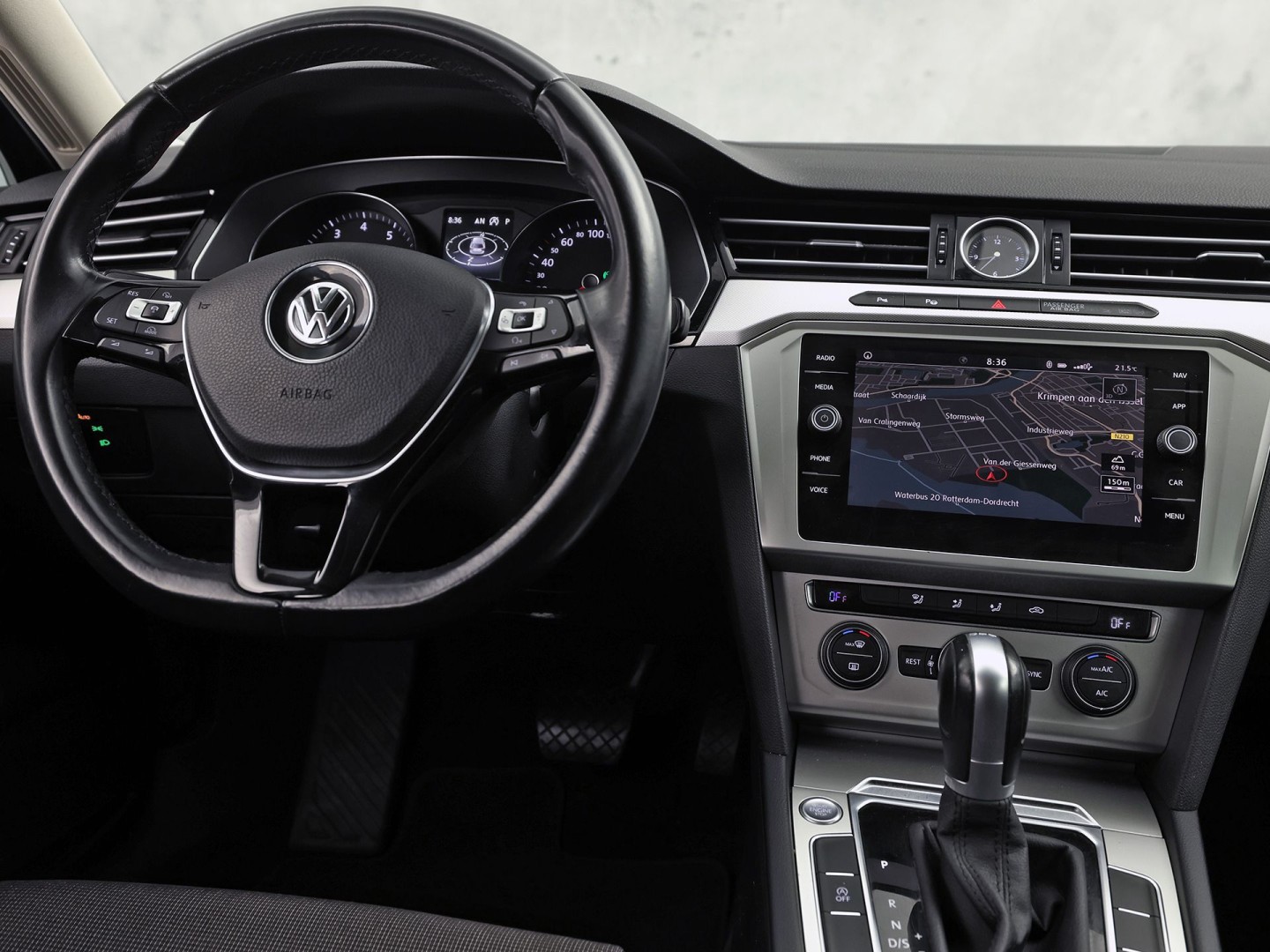 Volkswagen Passat Variant 1.4 TSI ACT Highline 150Pk Automaat (APPLE CARPLAY, GROOT NAVI, CLIMATE, CAMERA, SPORTSTOELEN, GETINT GLAS, KEYLESS START, ADAPTIVE CRUISE,