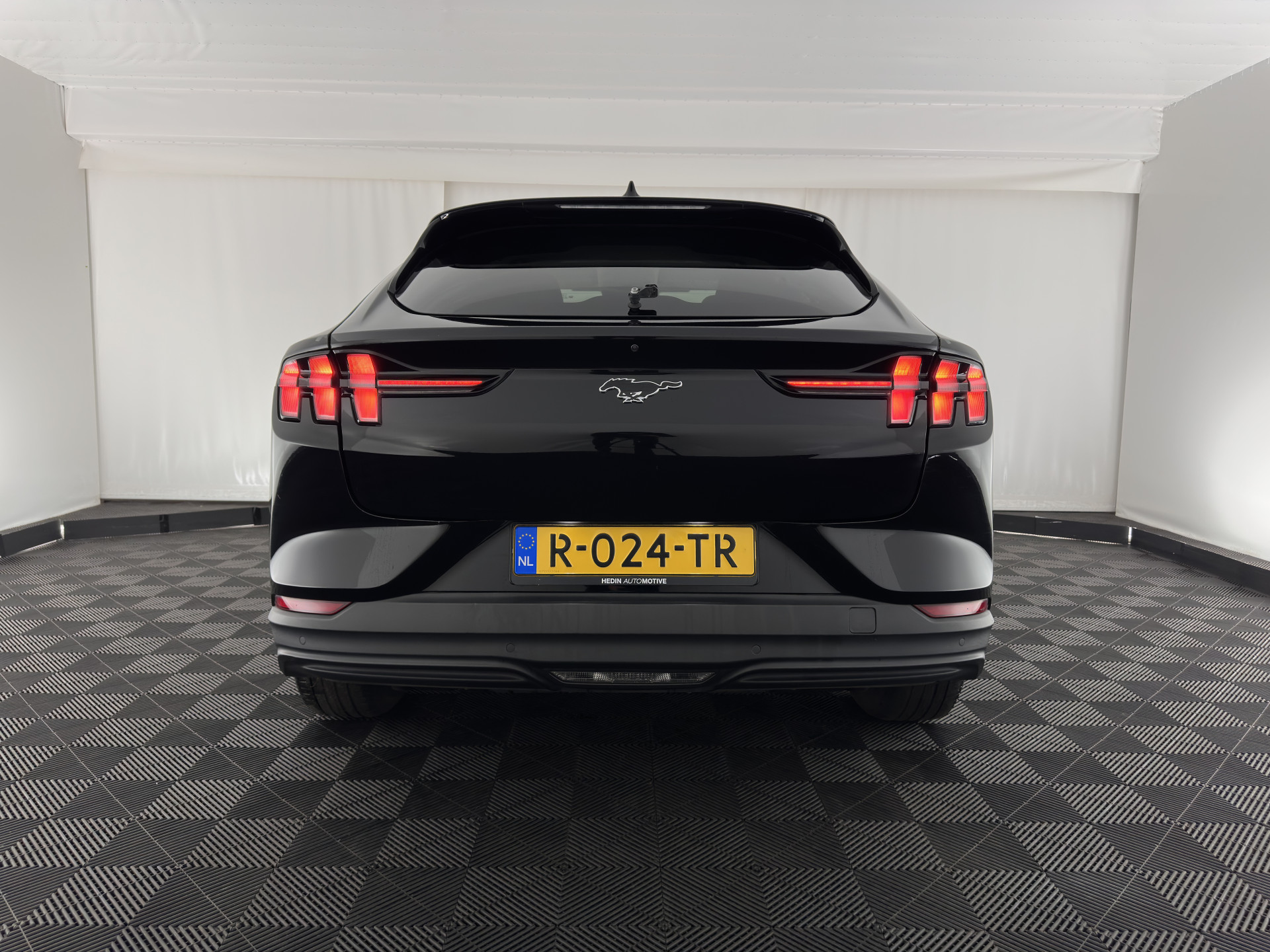 Ford Mustang Mach-E RWD 75 kWh (3-Fase) (INCL-BTW) Aut. *LEATHER | FULL-LED | DAB | DIGI-COCKPIT | KEYLESS | NAVI-FULLMAP | CARPLAY | HEATED-COMFORTSEATS | TOPVIEW | ADAPTIVE-CRUISE | PRIVACY-GLASS | 18'' ALU*