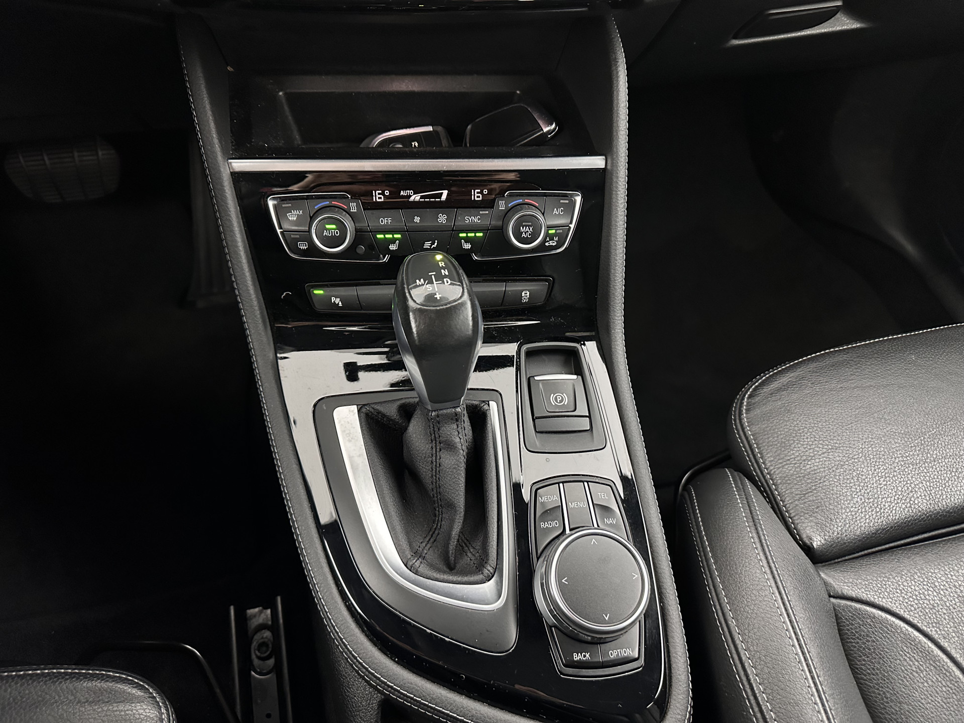 BMW 2-serie Active Tourer 216d Sportline Corporate Lease High Executive Aut. *LEATHER | FULL-LED | HEATED-SPORTSEATS | NAVI-FULLMAP | ECC | HEAD-UP | PDC | CRUISE | 18''ALU*