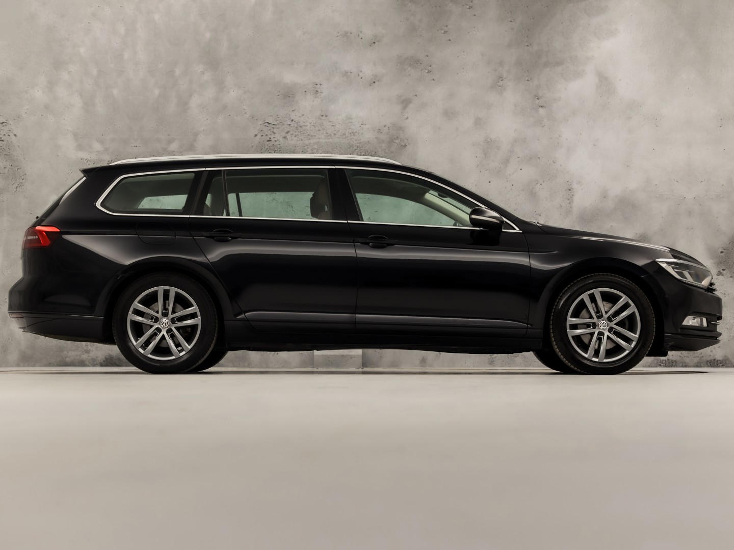 Volkswagen Passat Variant 1.4 TSI Sport (NAVIGATIE, CLIMATE, BRUIN LEDER, KEYLESS, PARKEERSENSOREN, SPORTSTOELEN, CRUISE, NIEUWE APK, NIEUWSTAAT)