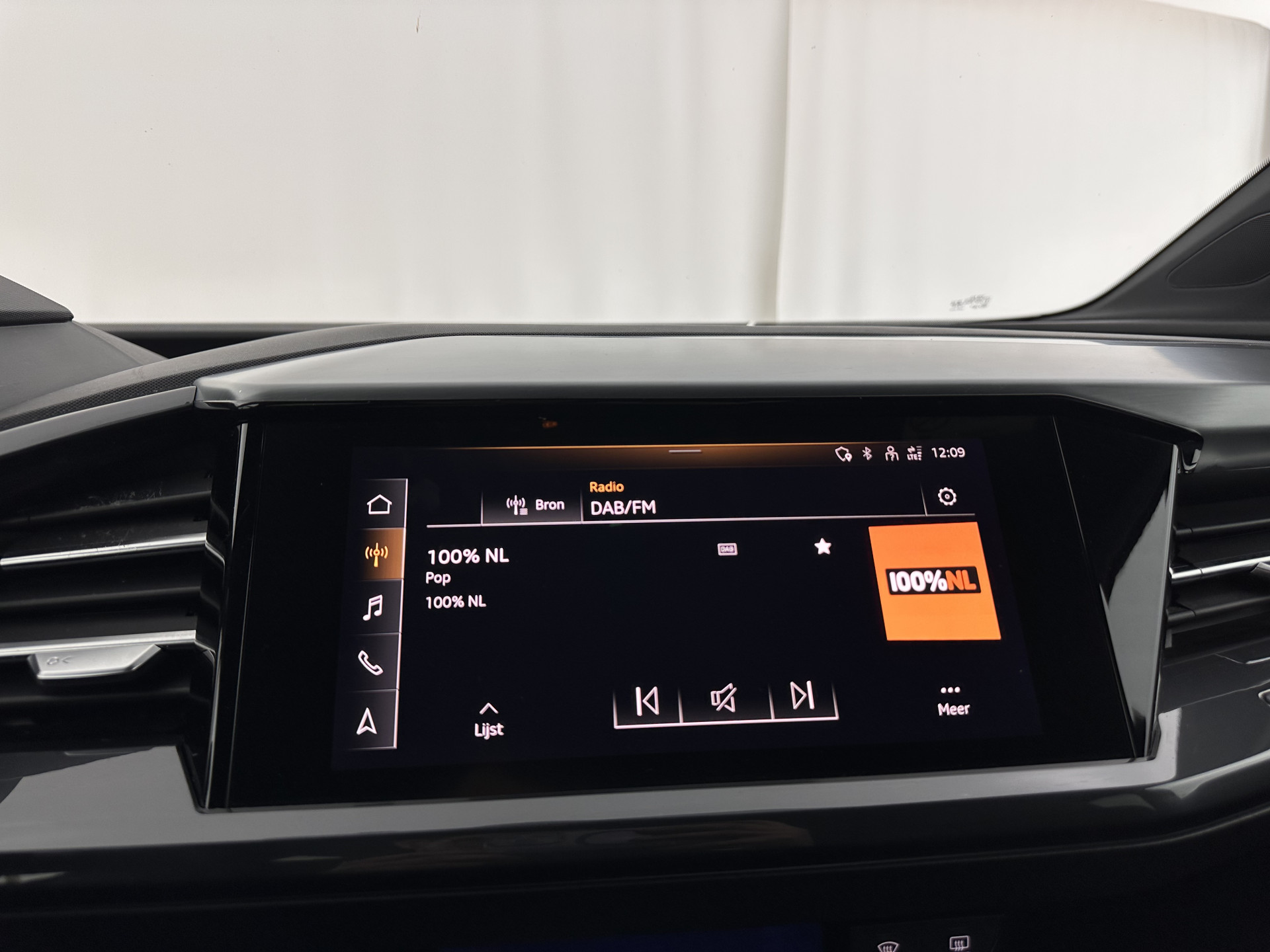 Audi Q4 e-tron 40 S-edition 77 kWh [ 3-Fase-11kW ] {SOH-89%} (INCL-BTW) *HEATPUMP | LEATHER-FABRIC | MATRIX-LED | ADAPTIVE-CRUISE | HEATED-SPORTSEATS | AMBIENTLIGHT | DIGI-COCKPIT | CAMERA | KEYLESS | DAB+ | NAVI-FULLMAP | TOWBAR | PRIVACYGLASS | 20"AL