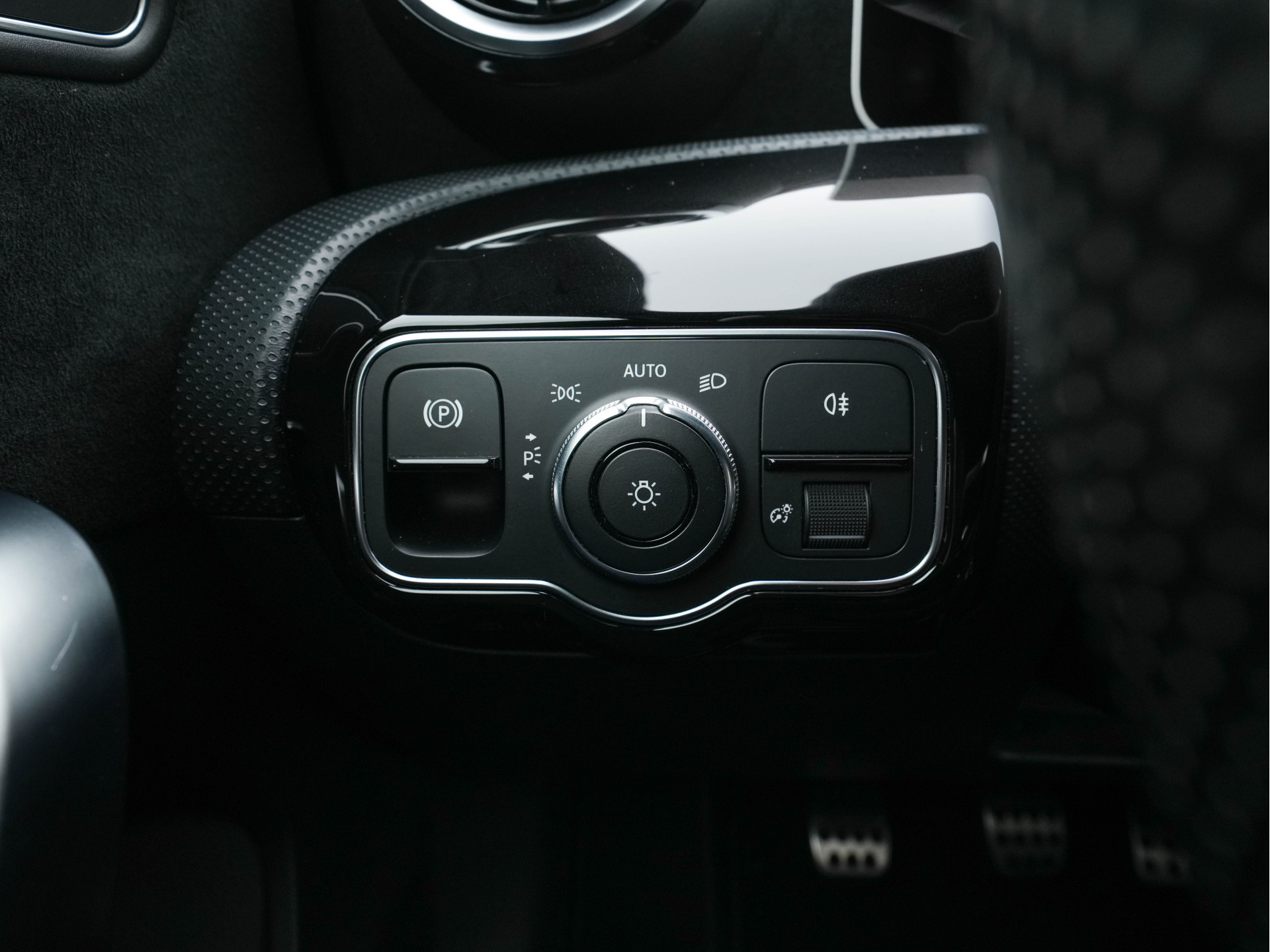 Mercedes-Benz A-klasse 180 AMG-Sport-Pack Business Solution *PANO | WIDESCREEN-DIGI-COCKPIT | FULL-LED | LEATHER-MICROFIBRE | CAMERA | ECC | PDC | CRUISE | HEATED-SPORTSEATS | PRIVACY-GLASS | 18"ALU*