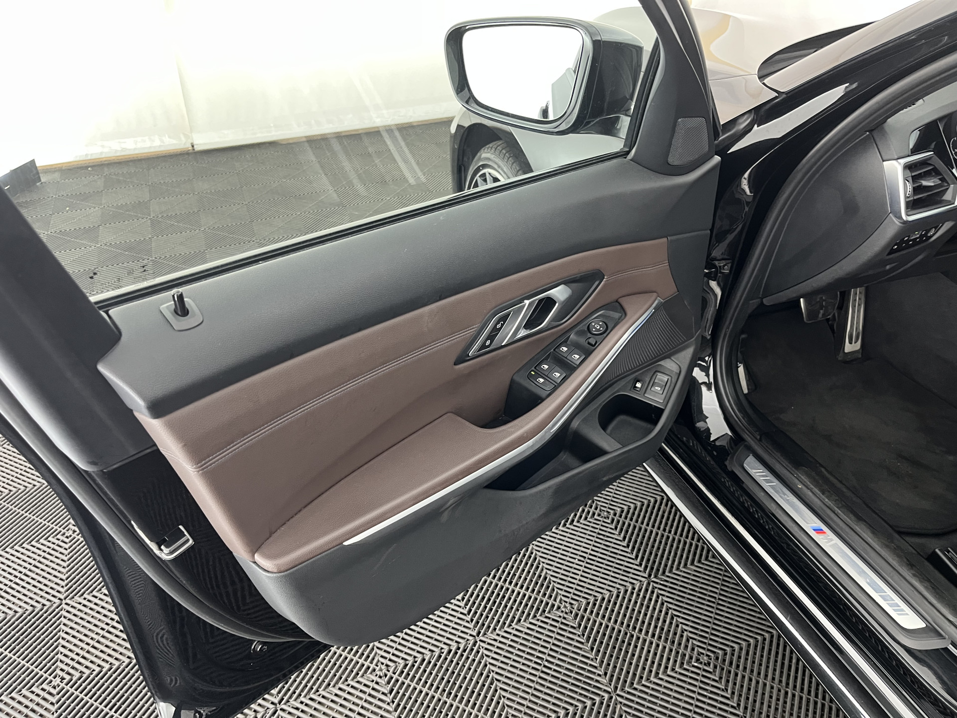 BMW 3-serie Touring 330e eDrive  M-Sportpack Edition (Plug-In) (INCL-BTW) *PANO | LEATHER | HEAD-UP | ADAPTIVE-CRUISE | FULL-LED | KEYLESS | DIGI-COCKPIT | HEATED-SPORTSEATS | CAMERA | HIFI-SOUND | PRIVACYGLASS | DAB+ | SHIFTPADDLES | NAVI-FULLMAP | 19"A