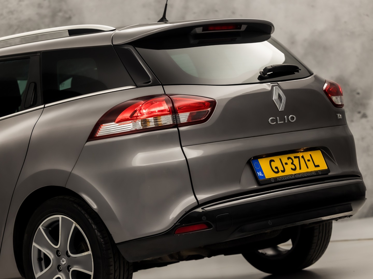 Renault Clio Estate 0.9 TCe Dynamic Sport (NAVIGATIE, LM VELGEN, GETINT GLAS, SPORTSTOELEN, CRUISE, PARKEERSENSOREN, NIEUWE APK, NIEUWSTAAT)