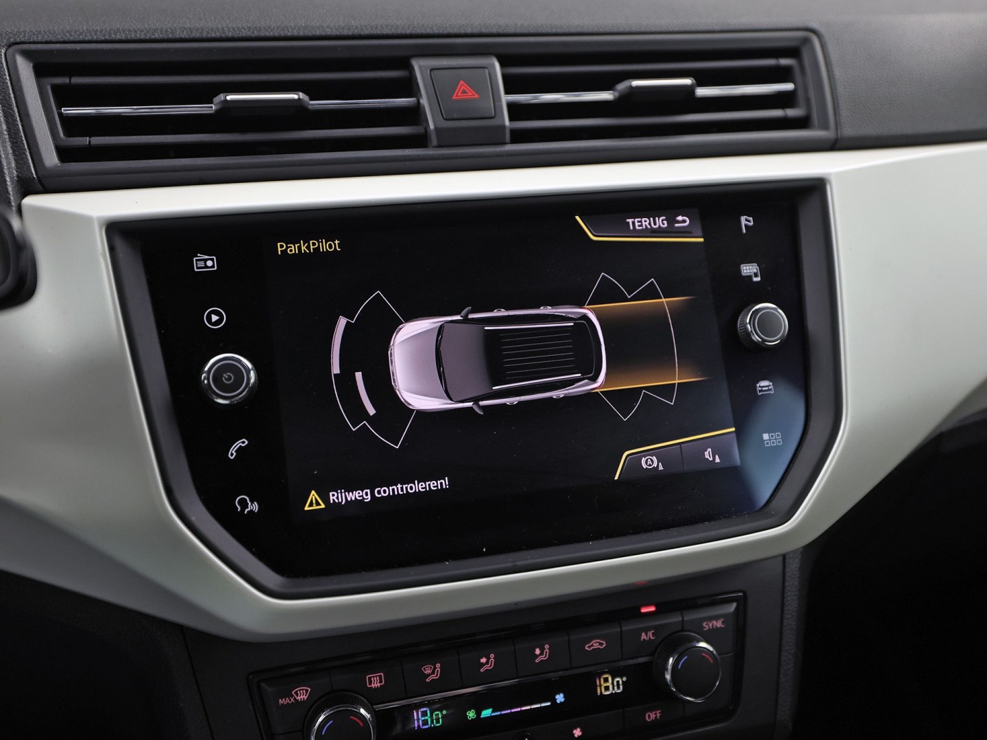 SEAT Arona 1.0 TSI Sport (APPLE CARPLAY, GROOT NAVI, CLIMATE, ZWART HEMEL, SPORTSTOELEN, PARKEERSENSOREN, ELEK PAKKET, CRUISE, NIEUWSTAAT)