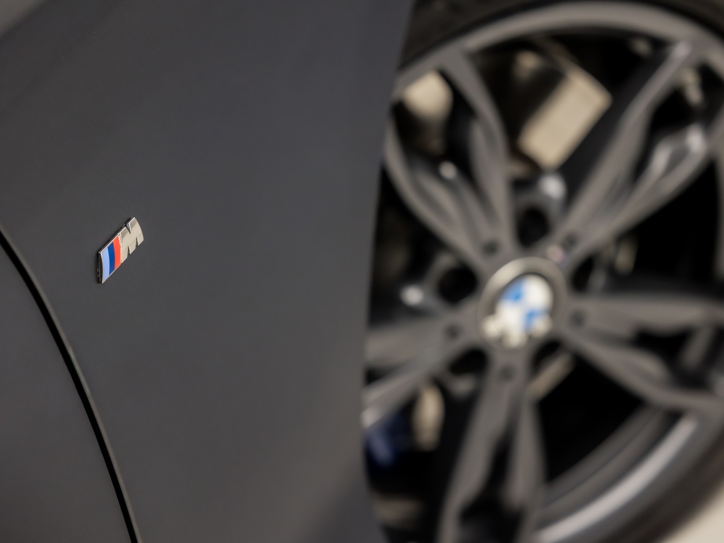 BMW M140i M Sport High Executive 340Pk Automaat (6 CILINDER, M PAKKET, HARMAN/KARDON, ALCANTARA, CAMERA, SPORTSTOELEN, M SPORTREMMEN, NAVIGATIE, STOELVERWARMING, GETINT GLAS, NIEUWSTAAT)