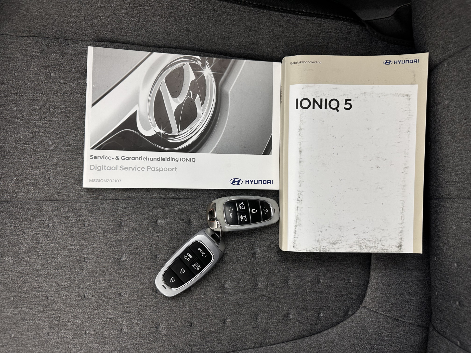 Hyundai IONIQ 5 Connect 73kWh [ 3-Fase-11kW ] {SOH-100%} (INCL-BTW) Aut *LEATHER-FABRIC | FULL-LED | DIGI-COCKPIT | AMBIENTLIGHT | DAB | SHIFTPADDLES | HEAD-UP | NAVI-FULLMAP | KEYLESS | CAMERA | HEATED-COMFORTSEATS | TOWBAR | PRIVACYGLASS  | 19"AL