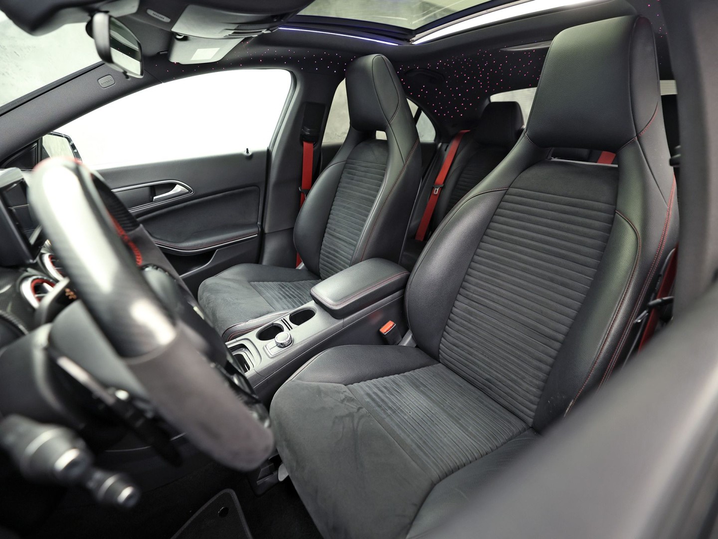 Mercedes-Benz CLA-Klasse 250 AMG Sport 211Pk Automaat (PANORAMADAK, STERRENHEMEL, NAVIGATIE, RODE GORDELS, LEDER/ALCANTARA, STOELVERWARMING, SPORTSTOELEN, GETINT GLAS, CRUISE, NIEUWSTAAT)