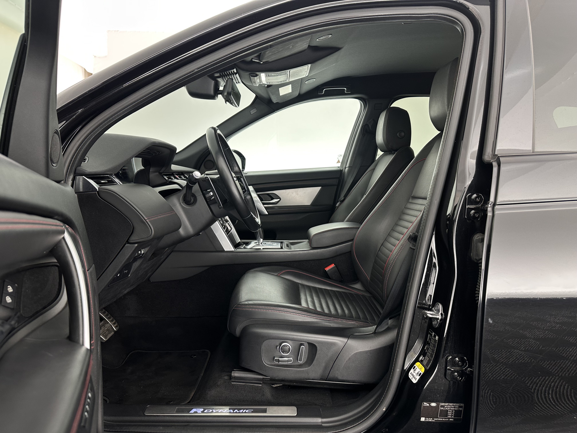 Land Rover Discovery Sport P300e 1.5 R-Dynamic HSE Black Exterior Pack AWD (Plug-in) (INCL-BTW) *LEATHER | FULL-LED | DIGI-COCKPIT | MERIDIAN-AUDIO | BLINDSPOT | KEYLESS | SHIFTPADDLES | PRIVACYGLASS | NAVI-FULLMAP | ECC | MEMORY-PACK | PDC | CRUISE | 20'