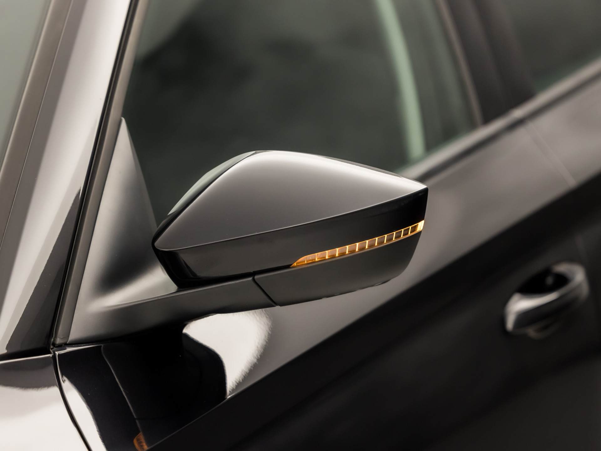 Škoda Kamiq 1.0 TSI Sport (VIRTUAL COCKPIT, APPLE CARPLAY, GROOT NAVI, TREKHAAK, PARKEERSENSOREN, SPORTSTOELEN, GETINT GLAS, CRUISE, NIEUWE APK, NIEUWSTAAT)