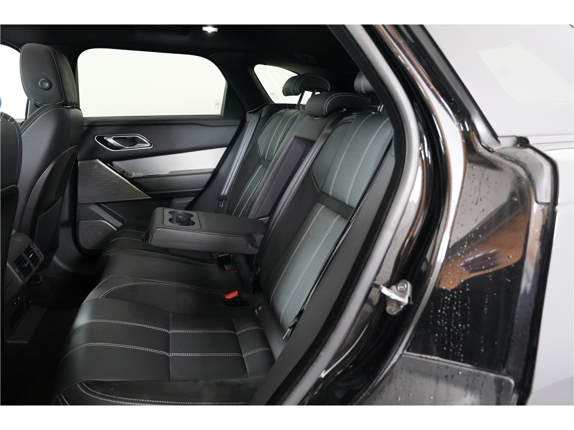 Land Rover Range Rover Velar 2.0 I4 Turbo 300 pk AWD R-Dynamic SE | Pano | Trekhaak | El. Stl. verst. | Massage | Leder | Inparkeer |e | Stl. verw. |