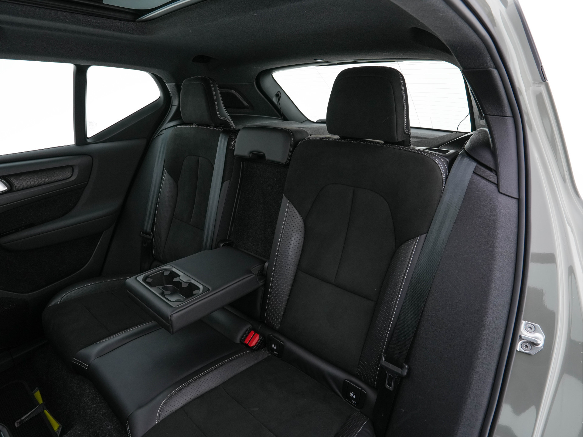 Volvo XC40 Recharge P8 AWD R-Design [ 3-Fase-11kW ] {SOH-90%} (INCL-BTW) Aut. *PANO | LEATHER-ALCANTARA | ADAPTIVE-CRUISE | DIGI-COCKPIT | FULL-LED | HARMAN/KARDON | CAMERA | NAVI-FULLMAP | ECC | PDC | KEYLESS | HEATED-SPORTSEATS | TOWBAR | 20''ALU*