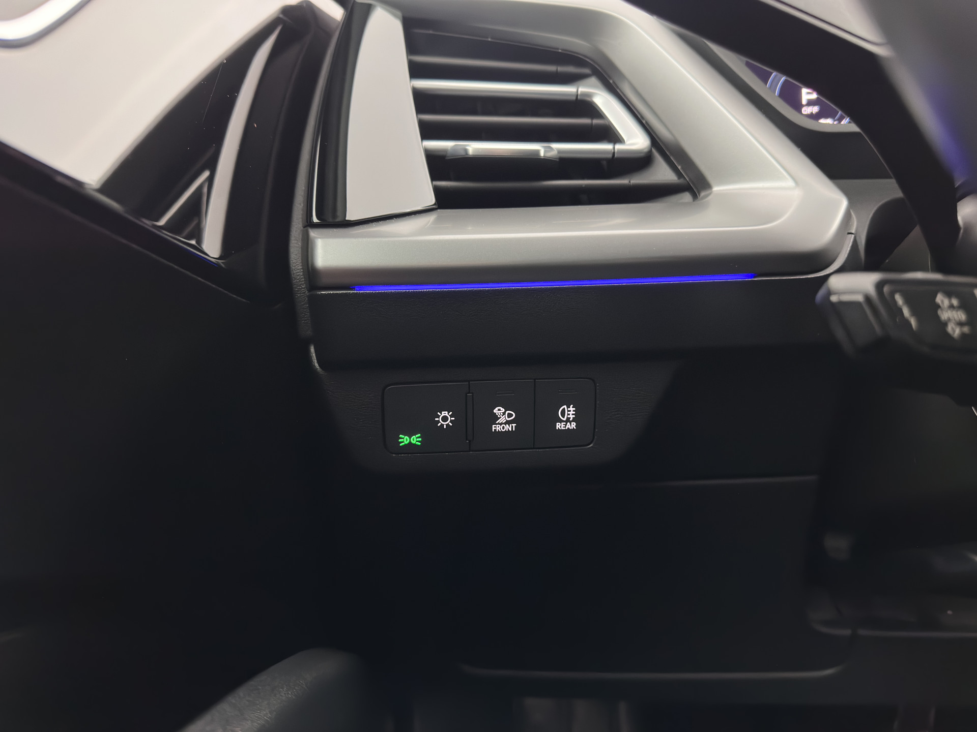 Audi Q4 e-tron 40 Launch edition Advanced Plus 77 kWh [3-Fase] {SOH-93%} (INCL-BTW) *HEATPUMP | ADAPT-CRUISE | MATRIX-LED | NAVI-FULLMAP | KEYLESS | CAMERA | DIGI-COCKPIT | DAB | AMBIENT-LIGHT | HEATED-SPORTSEATS | SHIFT-PADDLES | PRIVACY-GLASS | 19''ALU*