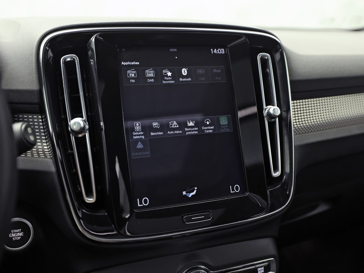 Volvo XC40 1.5 T5 Twin Engine R-Design 252Pk Automaat (PANORAMADAK, GROOT NAVI, CAMERA, HARMAN/KARDON, SPORTSTOELEN, LEDER/ALCANTARA, ELEK ACHTERKLEP, NIEUWE APK,  NIEUWSTAAT)