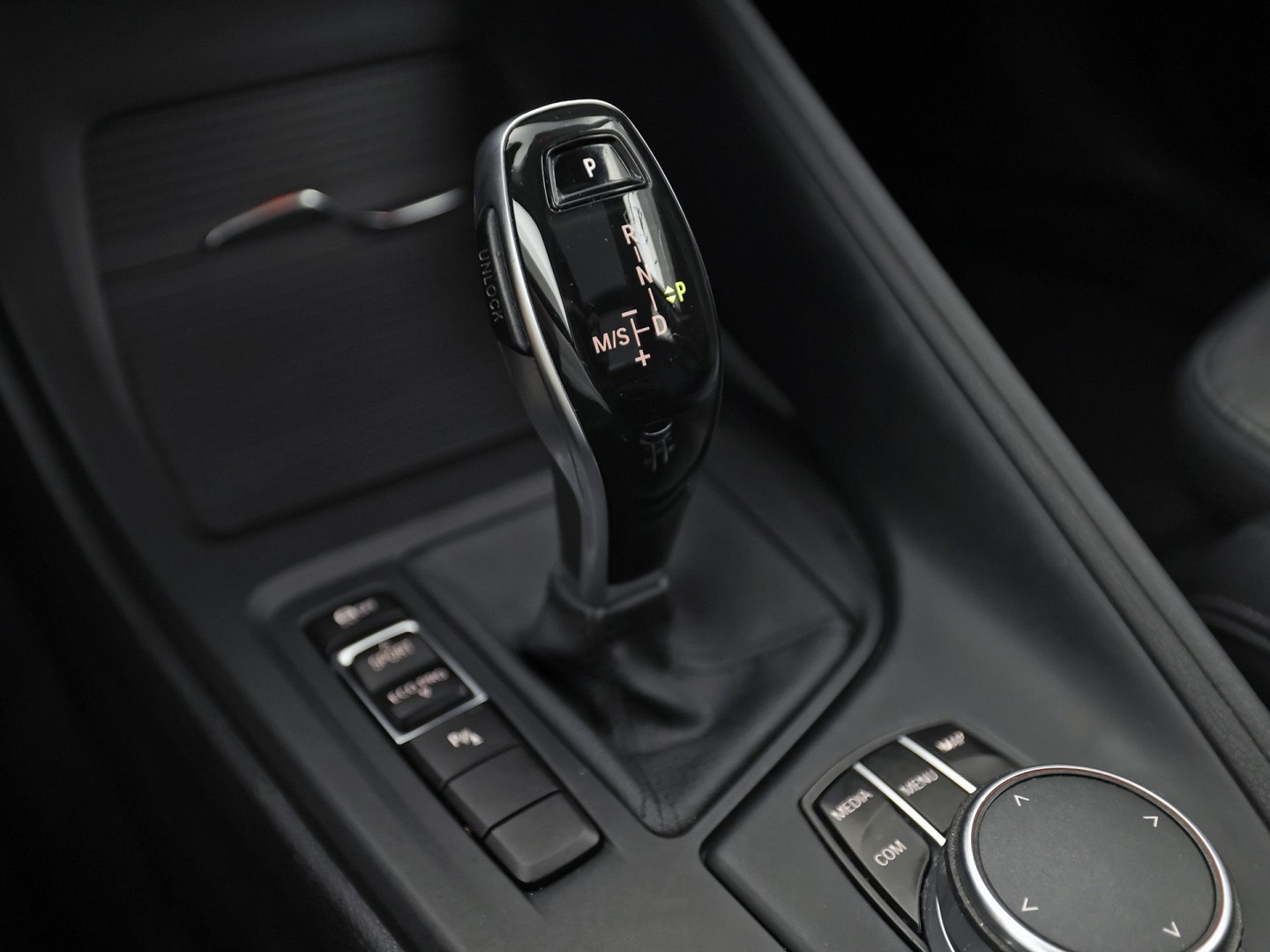 BMW X1 sDrive18i Sport High Executive 140Pk Automaat (PANORAMADAK, GROOT NAVI, MEMORY SEAT, LEDER, CAMERA, SPORTSTOELEN, TREKHAAK, STOELVERWARMING, NIEUWSTAAT)