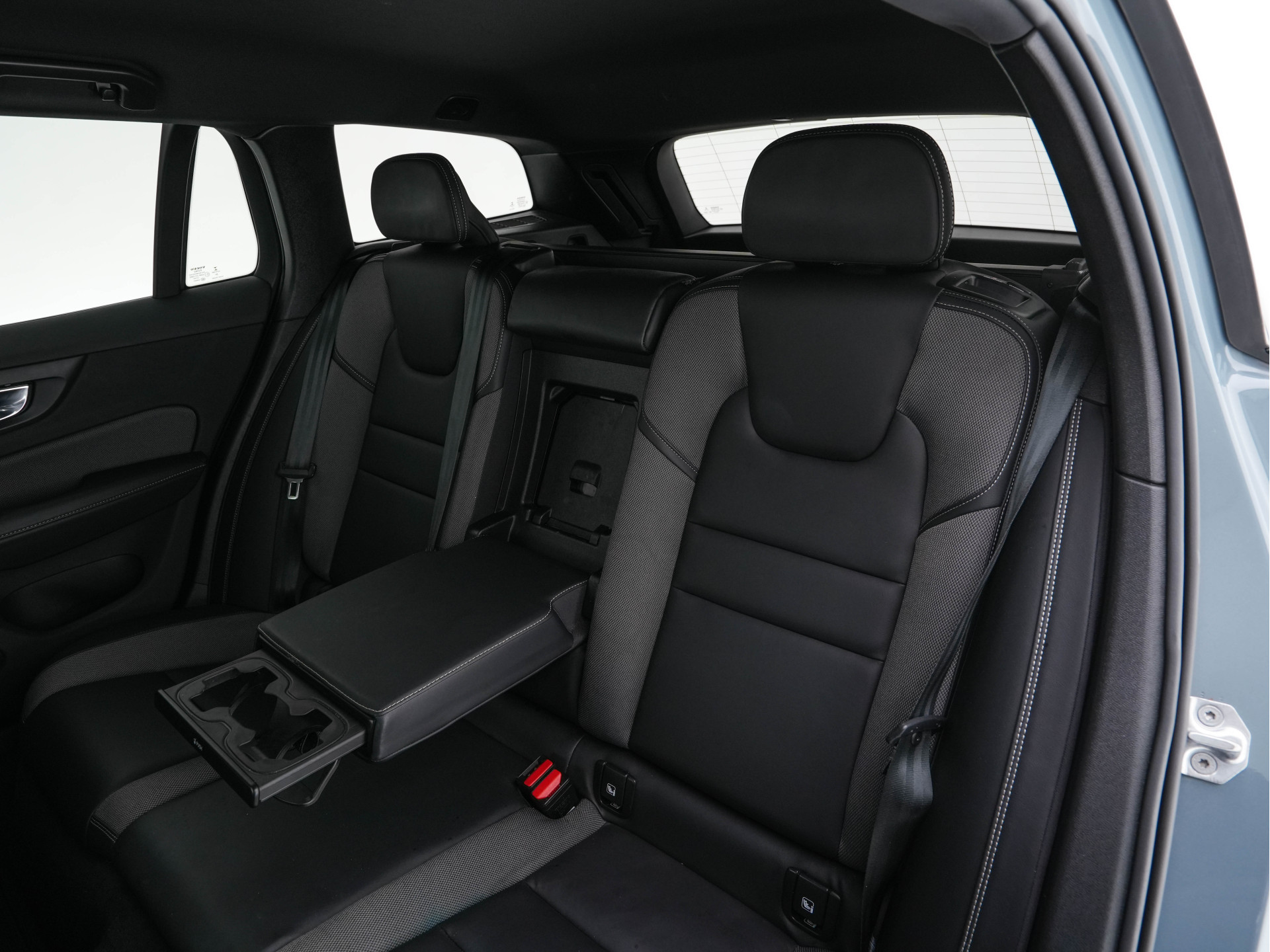 Volvo V60 2.0 B3 R-Design (INCL-BTW) *LEATHER-FABRIC | DIGI-COCKPIT | FULL-LED | MEMORY-PACK | HEATED-SPORTSEATS | LANE-ASSIST | NAVI-FULLMAP | CAMERA | DAB+ | PRIVACY-GLASS | ECC | PDC | TOWBAR | 19''ALU*