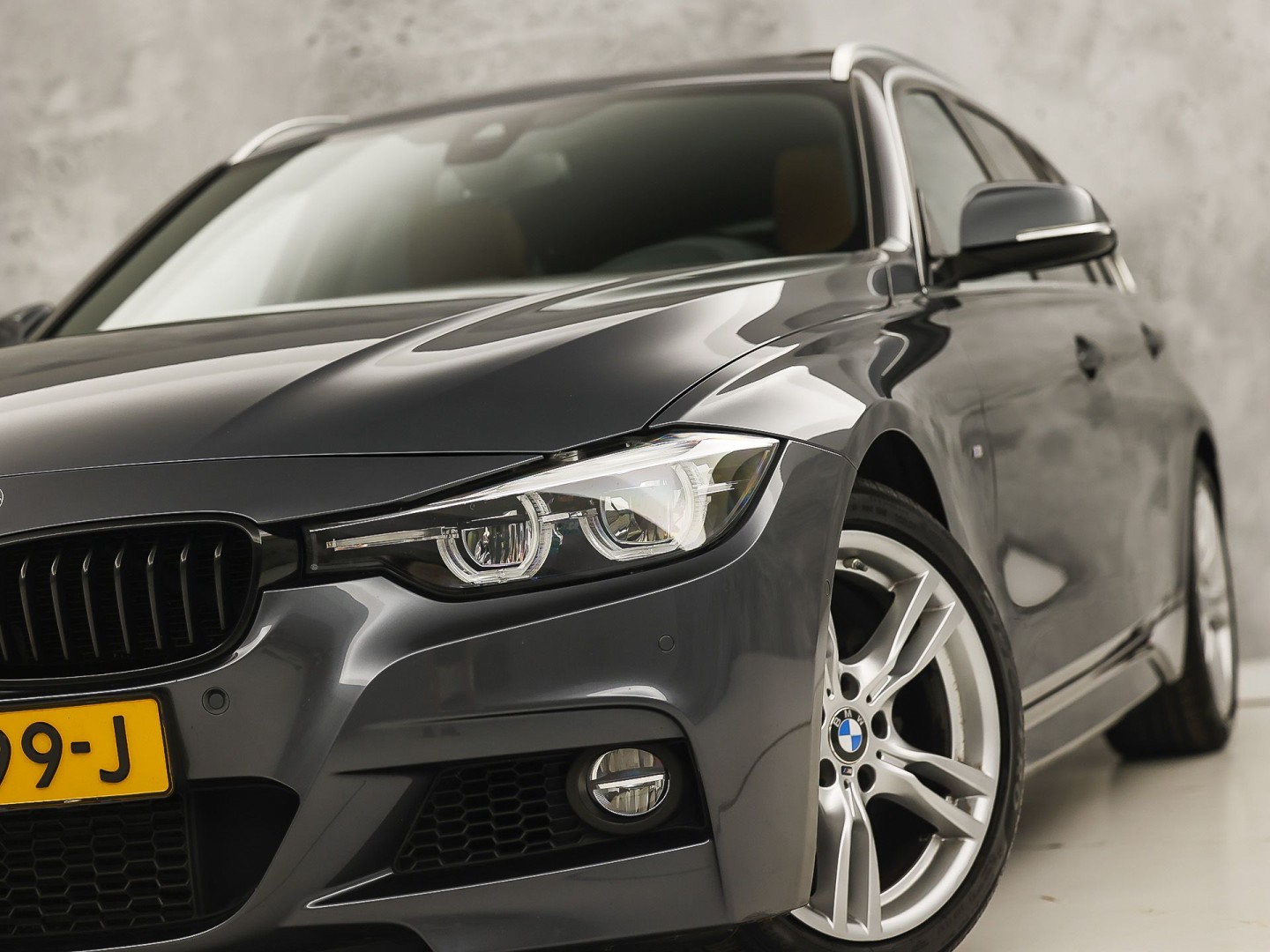 BMW 3 Serie 318i M Sport Automaat (PANORAMADAK, M PAKKET, GROOT NAVI, CAMERA, DEALER ONDERHOUDEN, COGNAC LEDER, SPORTSTOELEN, STOELVERWARMING, VIRTUAL COCKPIT, NIEUWSTAAT)
