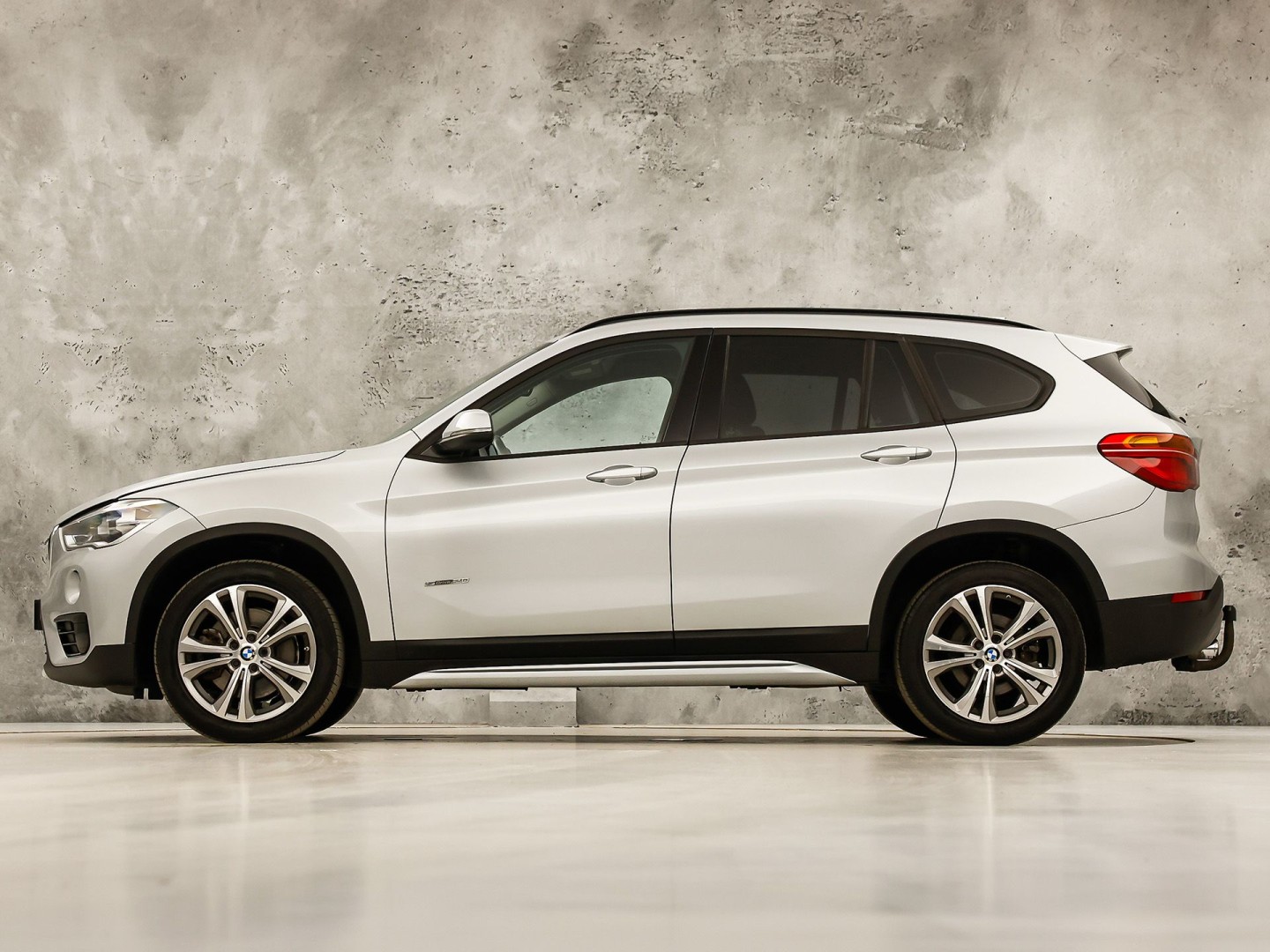 BMW X1 sDrive20i Executive 192Pk Automaat (NAVIGATIE, CLIMATE, TREKHAAK, SPORTSTOELEN, GETINT GLAS, PARKEERSENSOREN, NIEUWSTAAT)