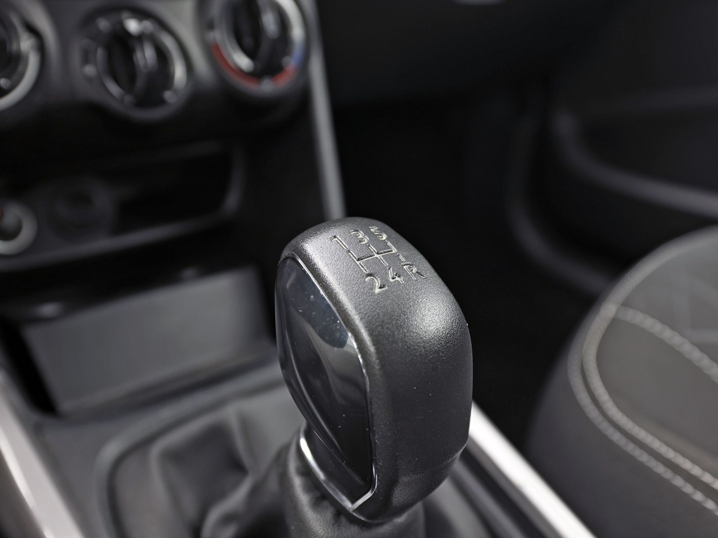 Peugeot 2008 1.2 PureTech Sport (SCHERM, CRUISE, SPORTSTOELEN, NIEUWE APK, NIEUWSTAAT)