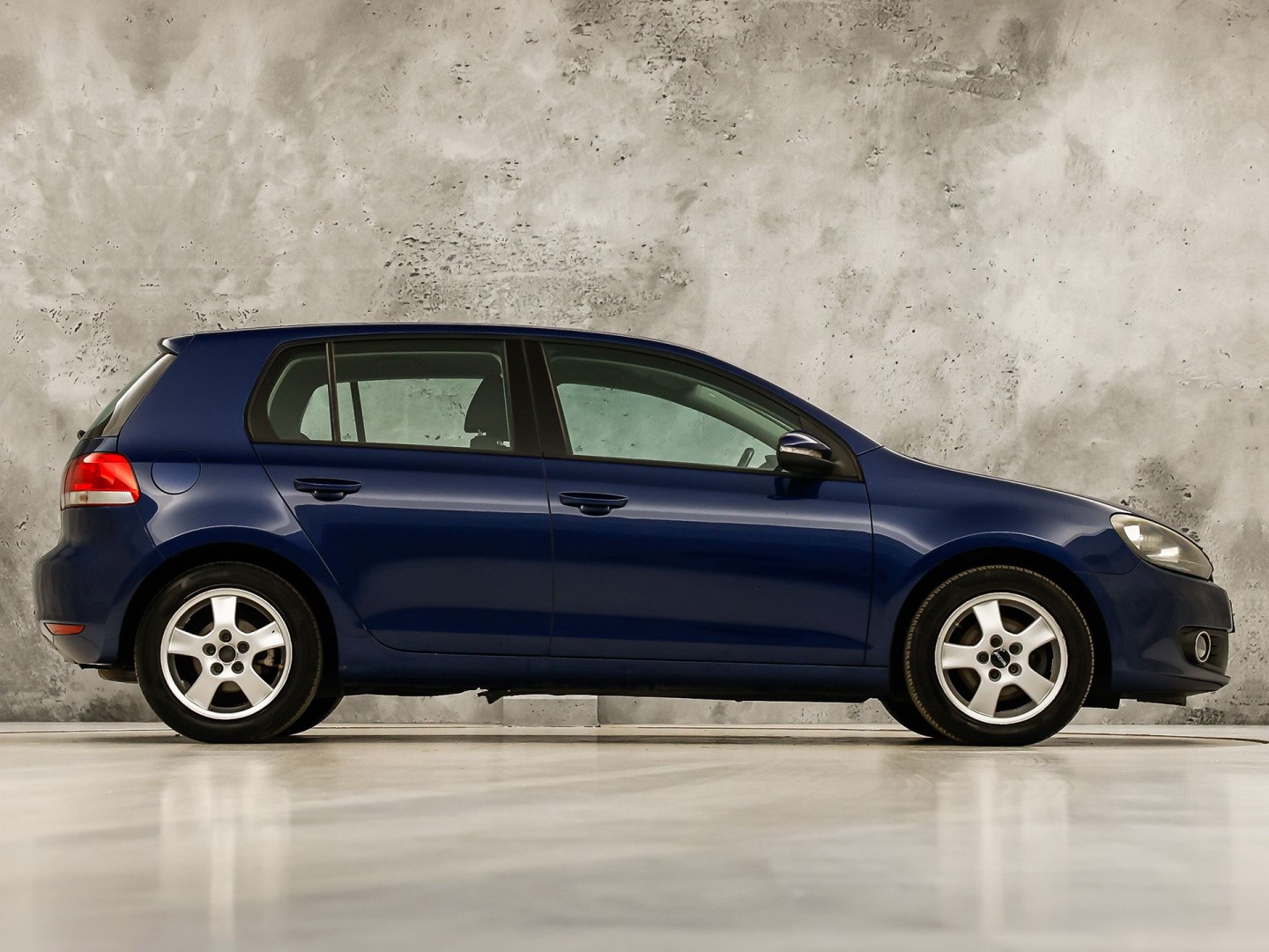 Volkswagen Golf 1.4 Sportline (CLIMATE, GETINT GLAS, LM VELGEN, SPORTSTOELEN, ARMSTEUN, NIEUWE APK, NIEUWSTAAT)