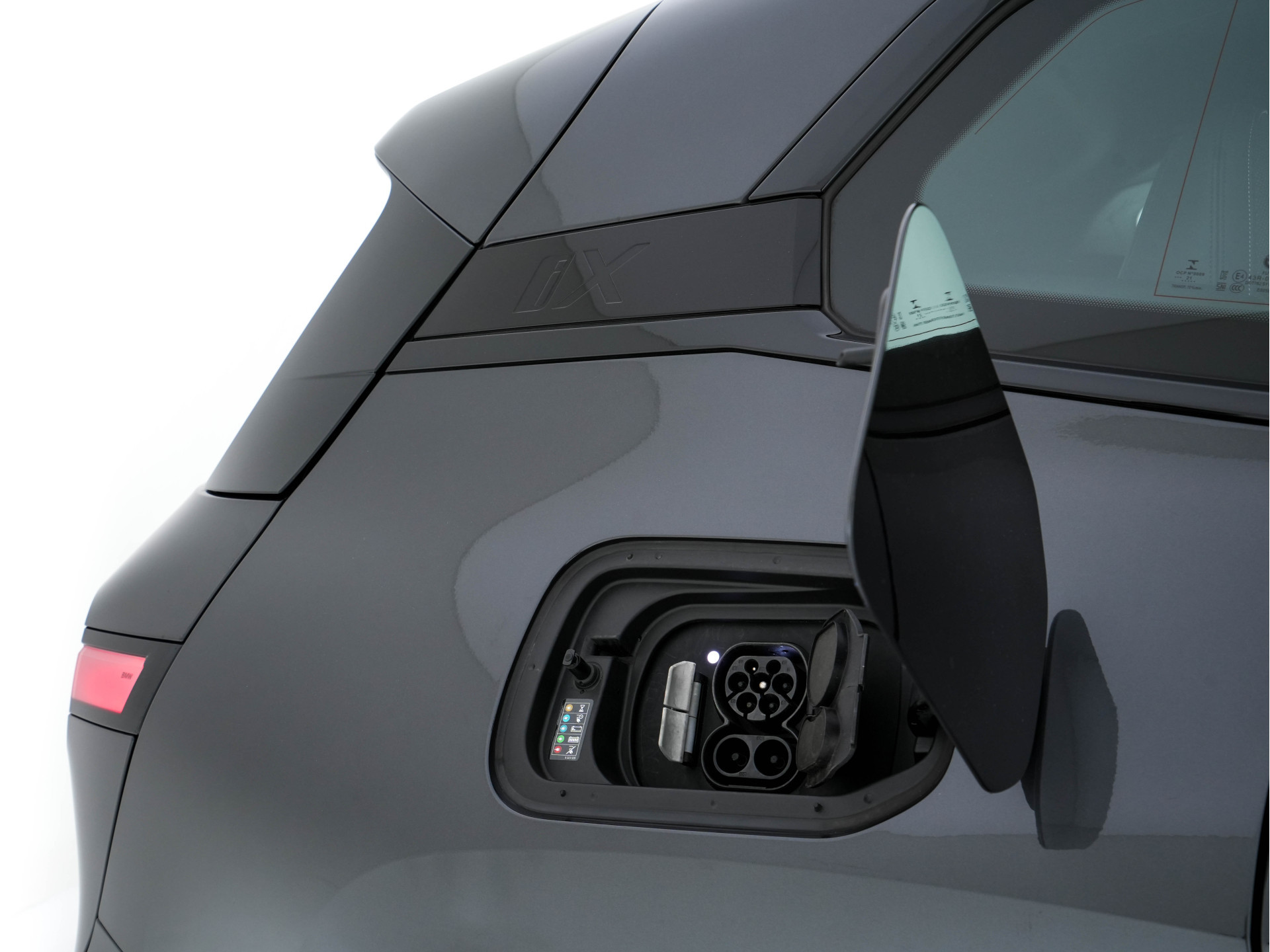 BMW iX xDrive40 High Executive 77 kWh ( 3-Fase ) {SOH-100%} (INCL-BTW) Aut. *PANO | HEAD-UP | HARMAN/KARDON-SURROUND | SOFT-CLOSE | DAB+ | DIGI-COCKPIT | HEATED-COMFORTSEATS | FULL-LED | CARPLAY | TOWBAR | AMBIENT-LIGHT | TOPVIEW | MEMORY-PACK |