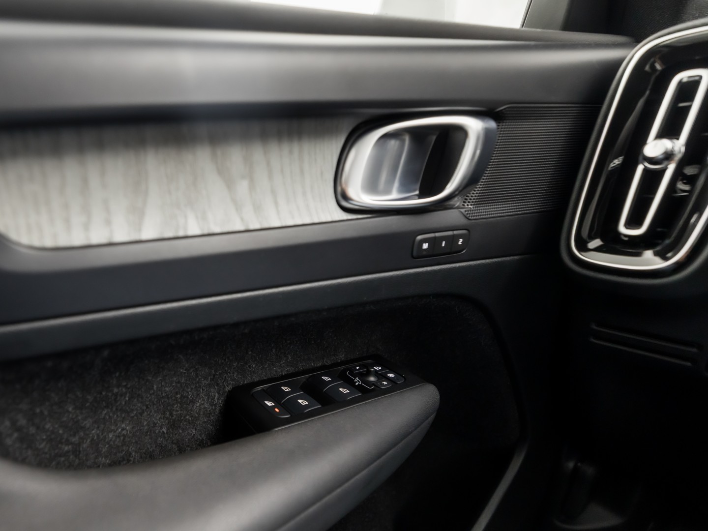 Volvo XC40 1.5 T5 Recharge Inscription Sport 262Pk Automaat (PANORAMADAK, APPLE CARPLAY, MEMORY SEAT, ZWART HEMEL, CAMERA, LEDER, SPORTSTOELEN, ELEK ACHTERKLEP, NIEUWSTAAT)